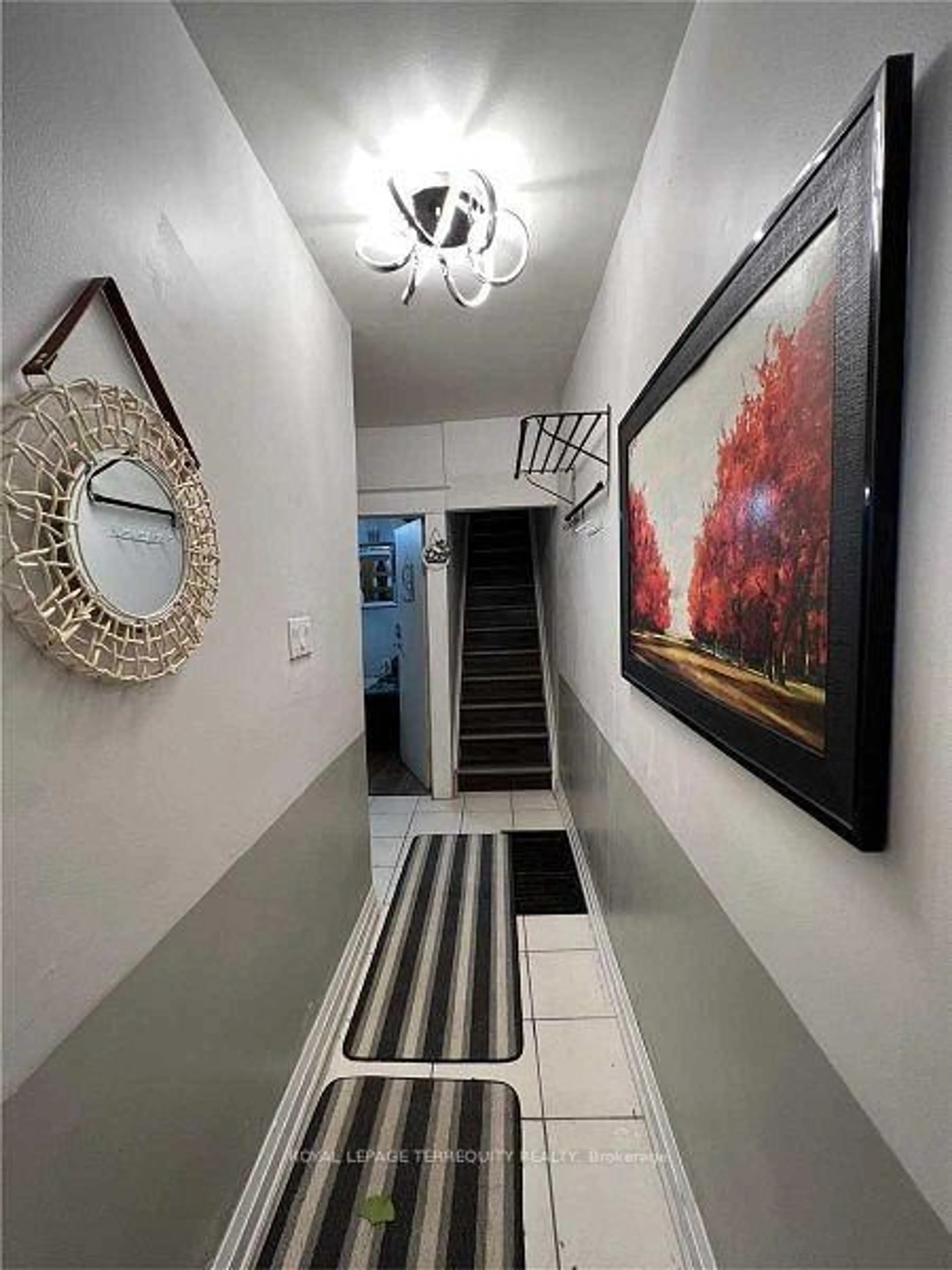 Indoor foyer for 1259 Davenport Rd, Toronto Ontario M6H 2H2