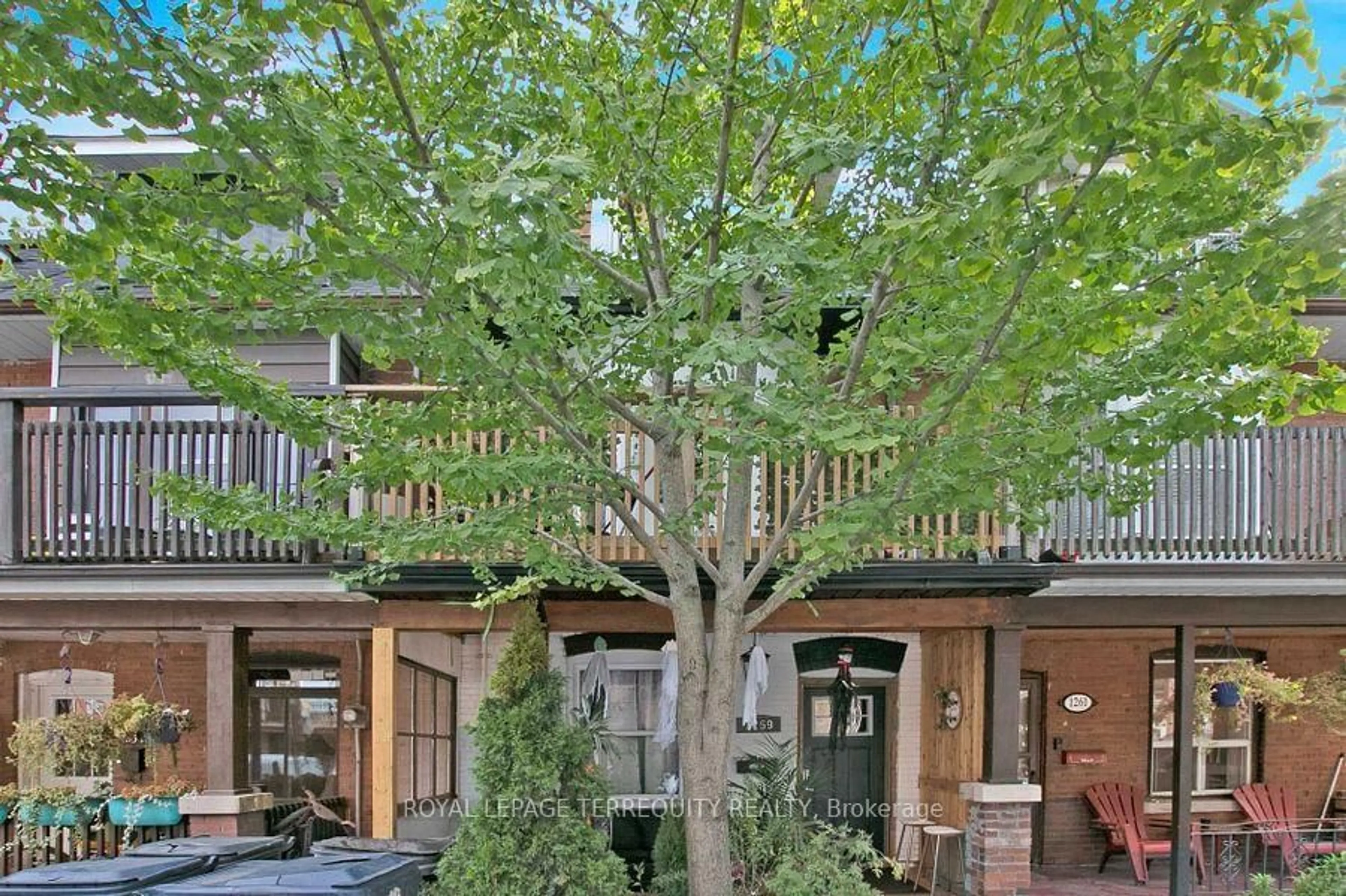 Patio, street for 1259 Davenport Rd, Toronto Ontario M6H 2H2