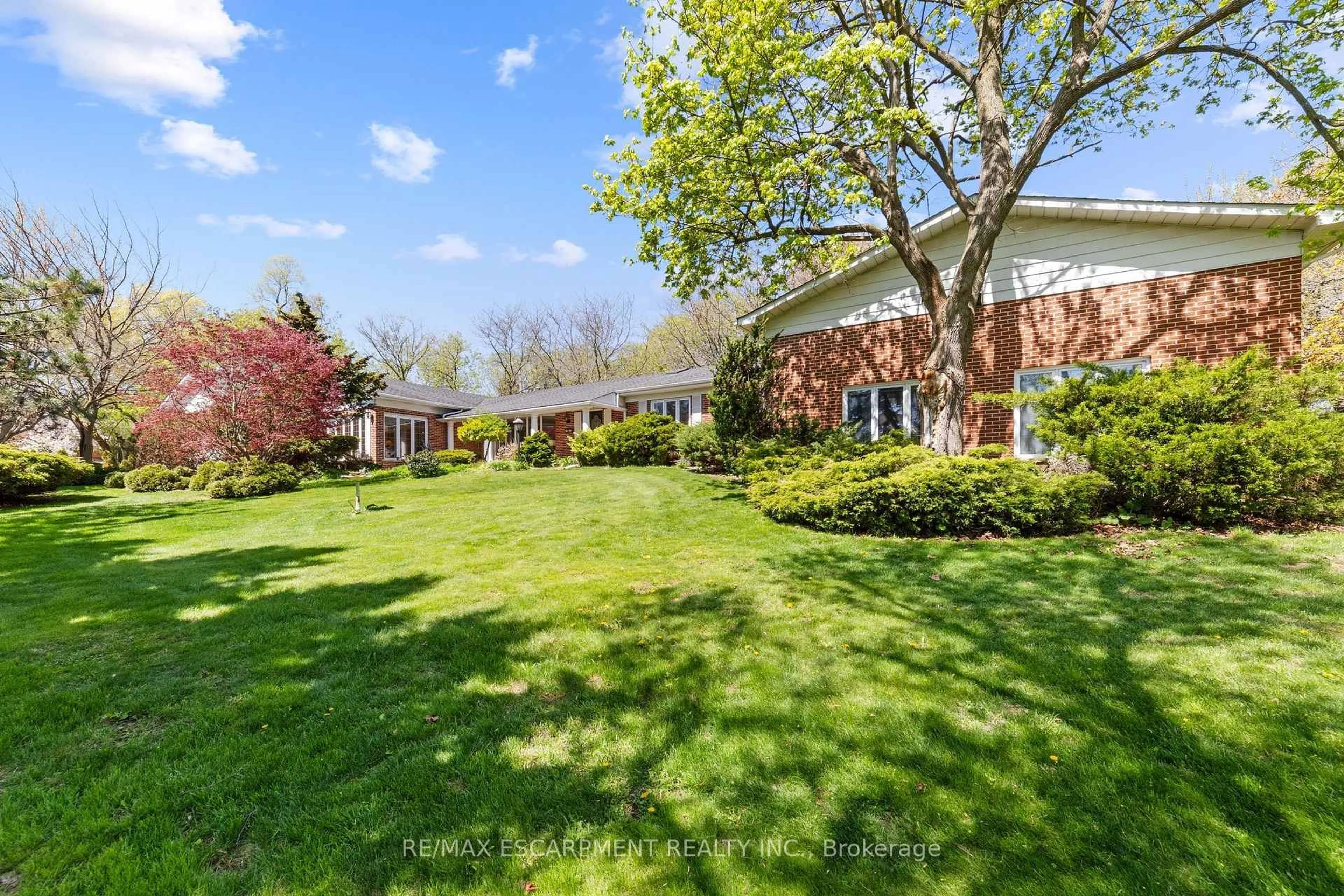 A pic from outside/outdoor area/front of a property/back of a property/a pic from drone, unknown for 1411 Beaufort Dr, Burlington Ontario L7P 4V8