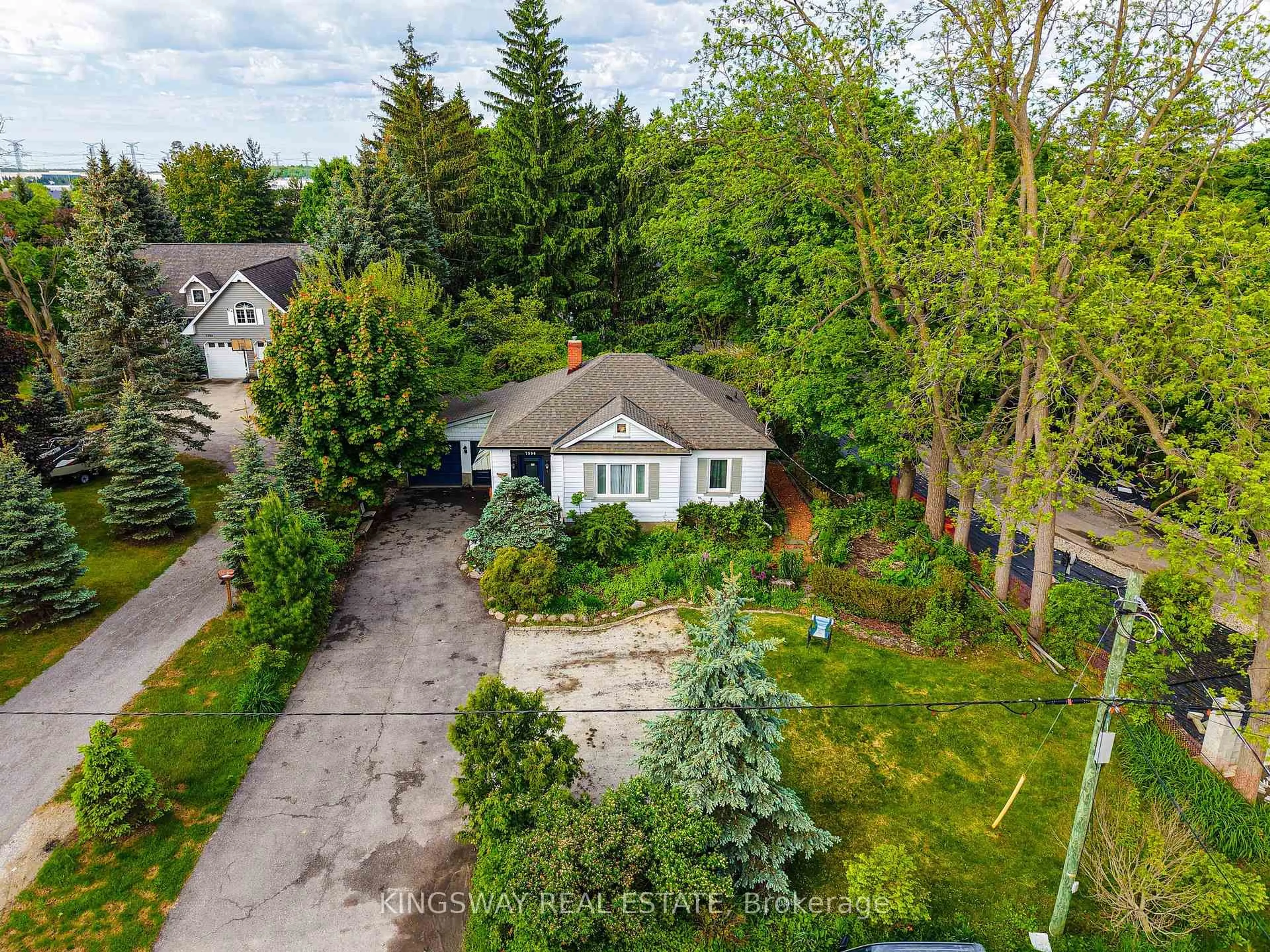 A pic from outside/outdoor area/front of a property/back of a property/a pic from drone, street for 7596 Creditview Rd, Brampton Ontario L6Y 0G5