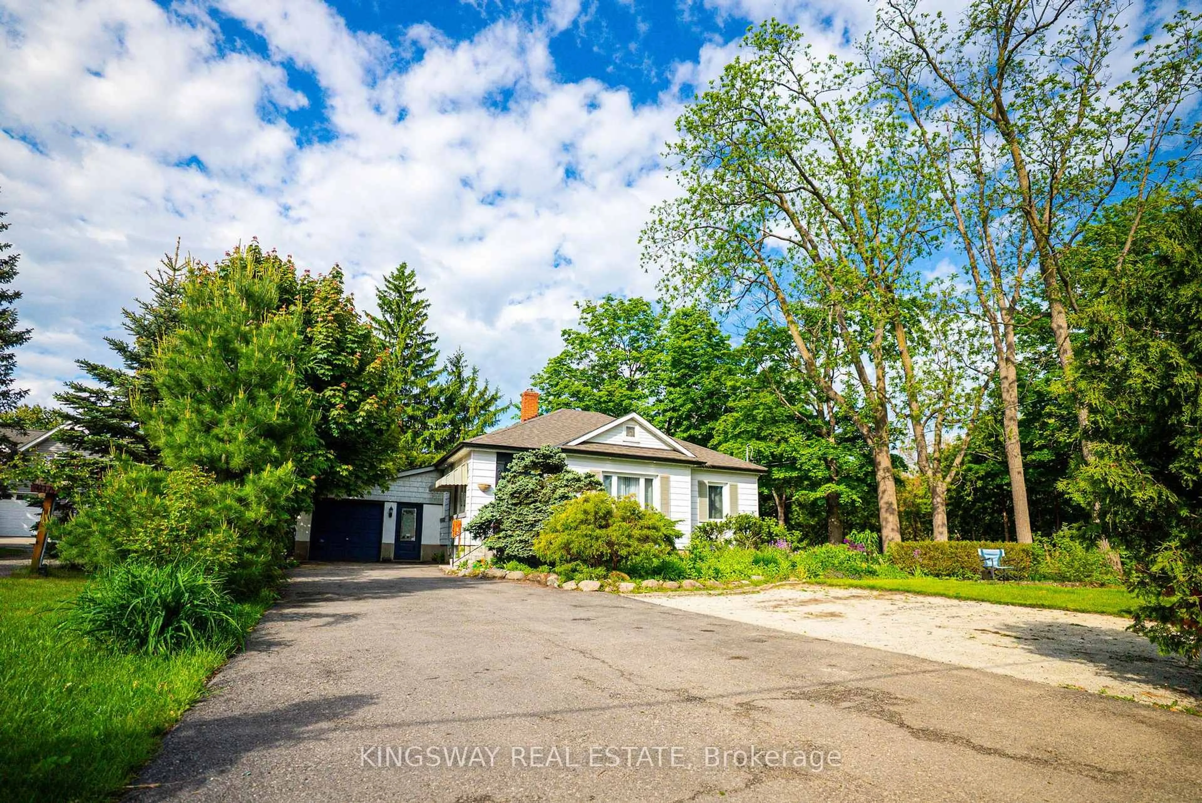 A pic from outside/outdoor area/front of a property/back of a property/a pic from drone, street for 7596 Creditview Rd, Brampton Ontario L6Y 0G5