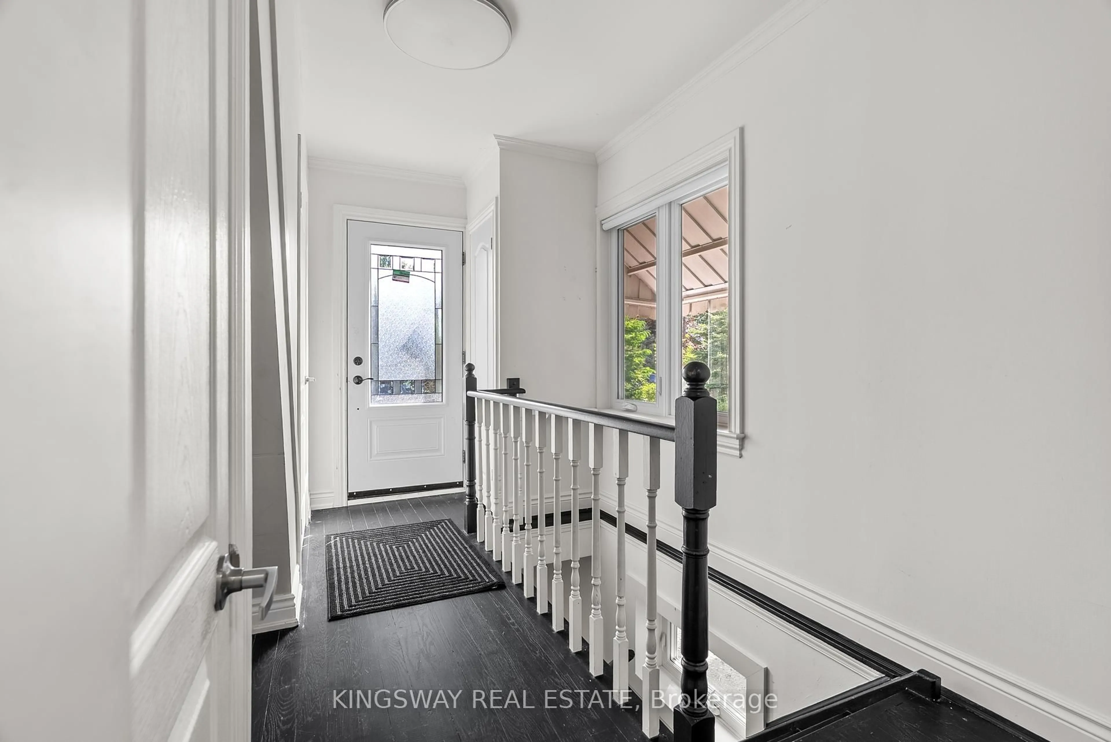 Indoor entryway for 7596 Creditview Rd, Brampton Ontario L6Y 0G5