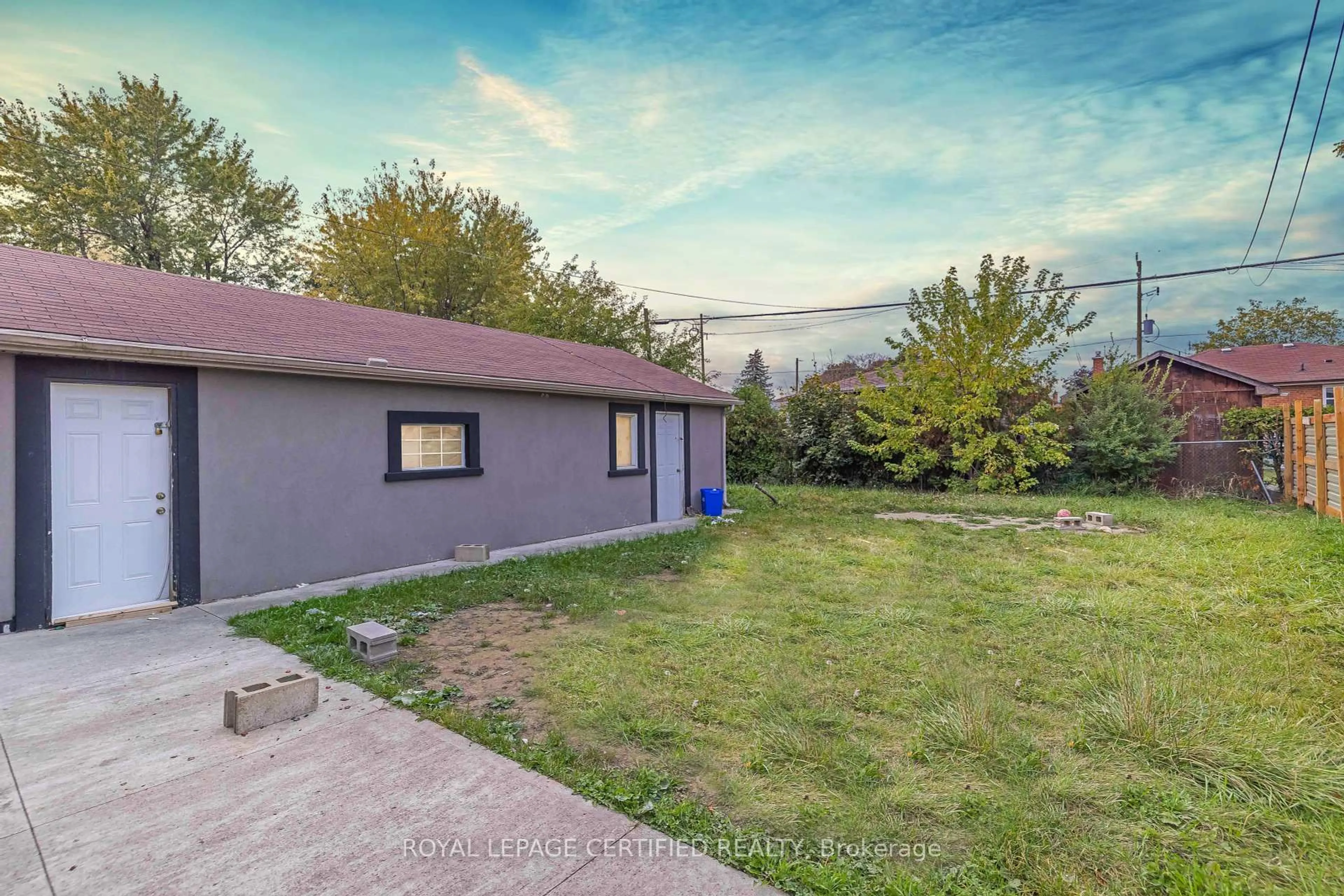 A pic from outside/outdoor area/front of a property/back of a property/a pic from drone, street for 102 WOODWARD Ave, Brampton Ontario L6V 1K6
