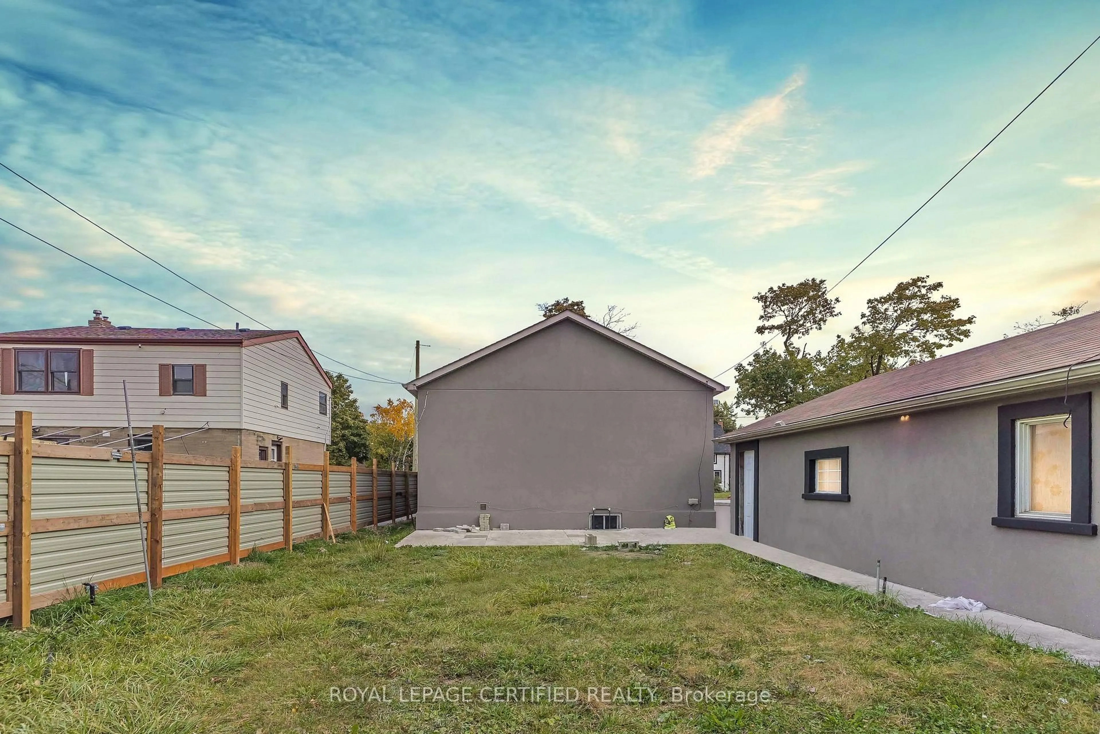 A pic from outside/outdoor area/front of a property/back of a property/a pic from drone, street for 102 WOODWARD Ave, Brampton Ontario L6V 1K6