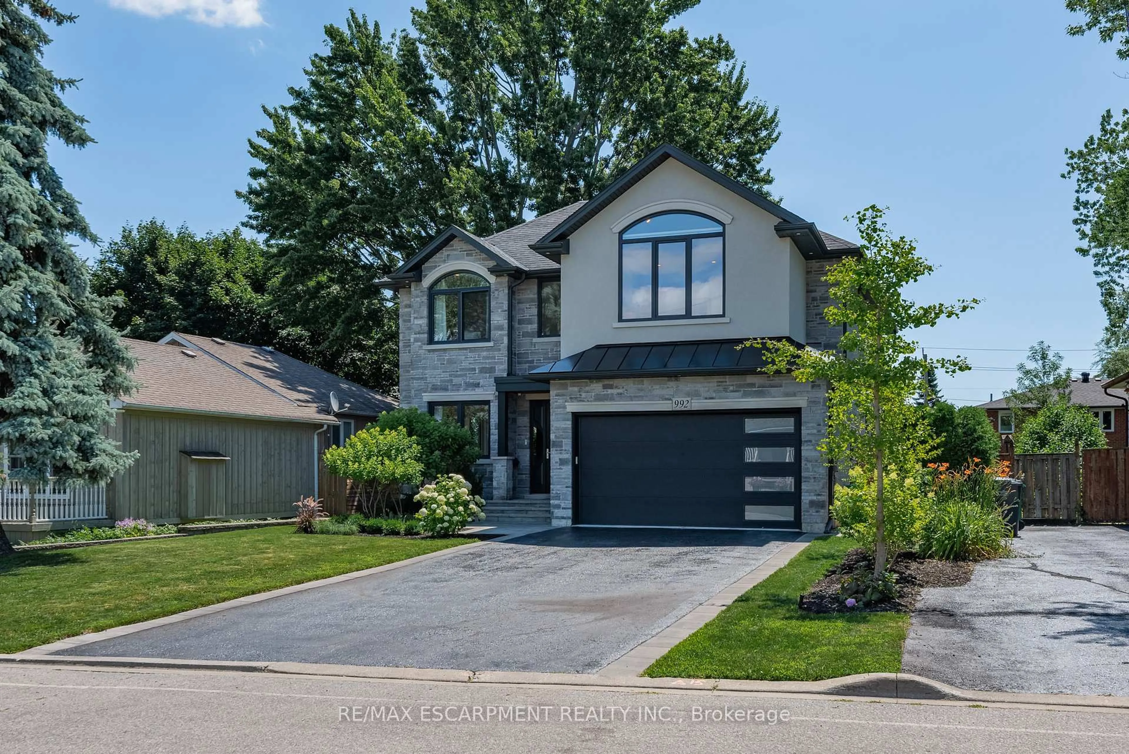 Home with brick exterior material, street for 992 Wales Ave, Mississauga Ontario L5E 1K5