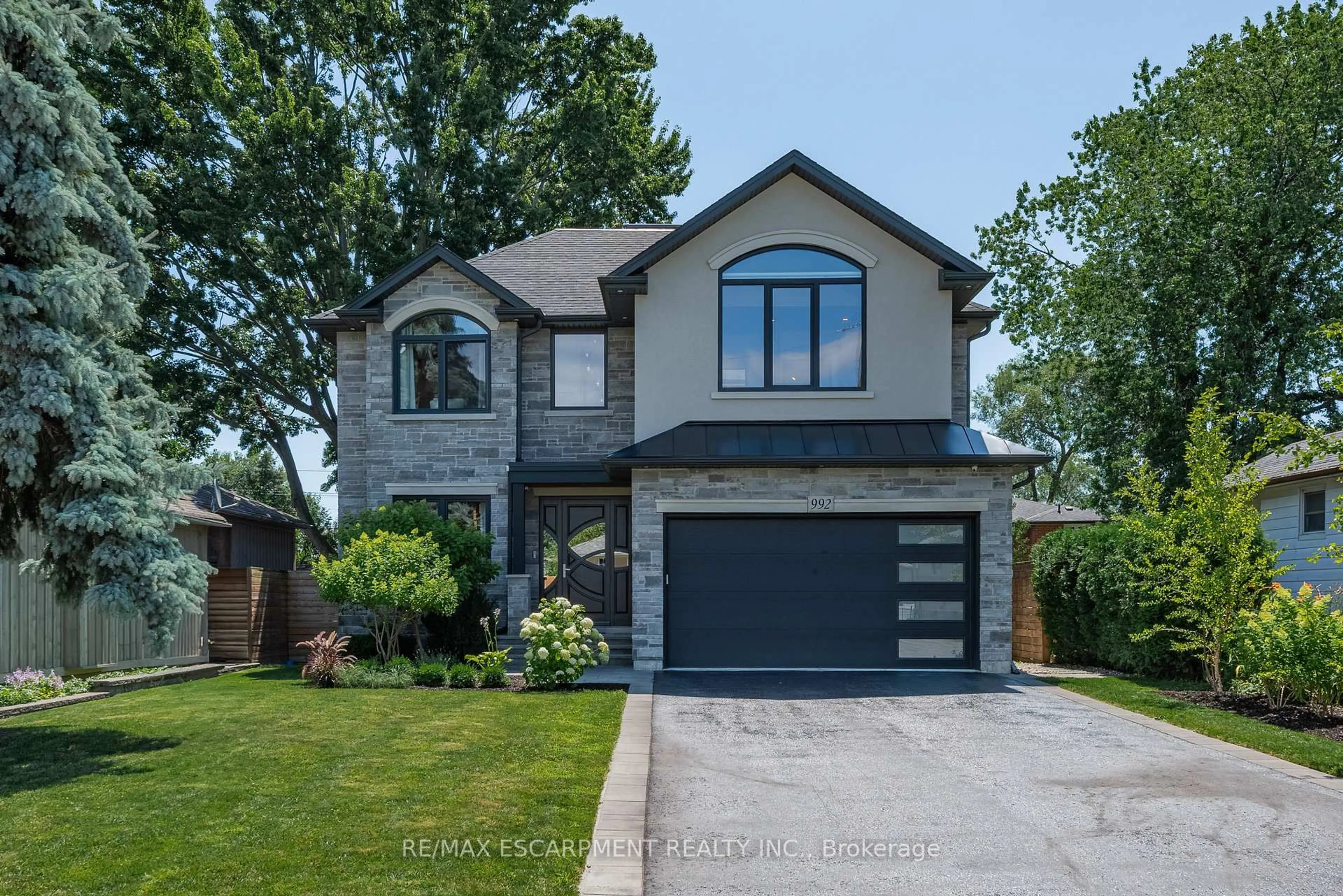 Home with brick exterior material, street for 992 Wales Ave, Mississauga Ontario L5E 1K5