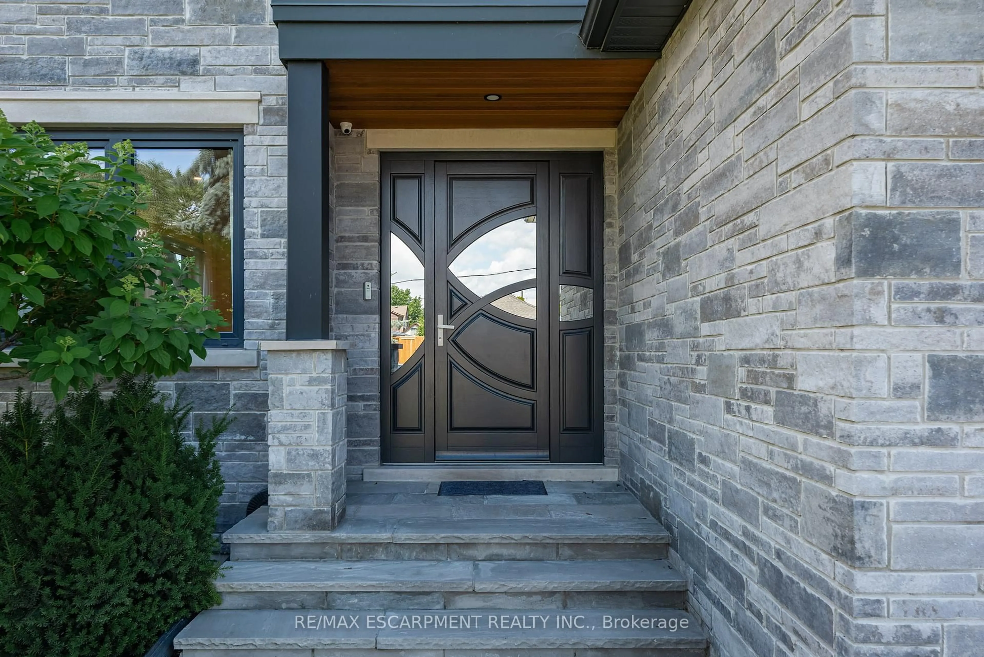 Indoor entryway for 992 Wales Ave, Mississauga Ontario L5E 1K5