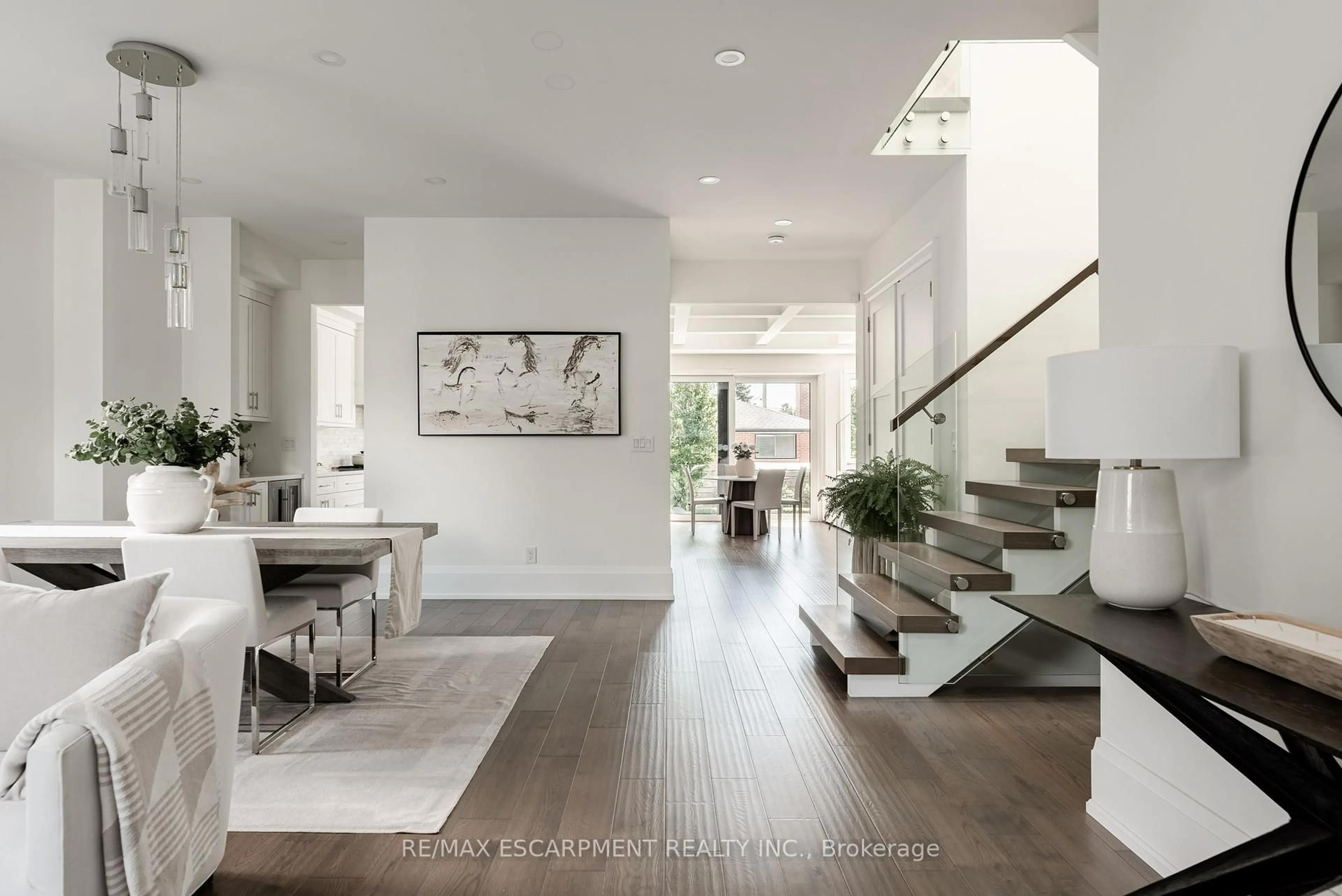 Indoor entryway for 992 Wales Ave, Mississauga Ontario L5E 1K5