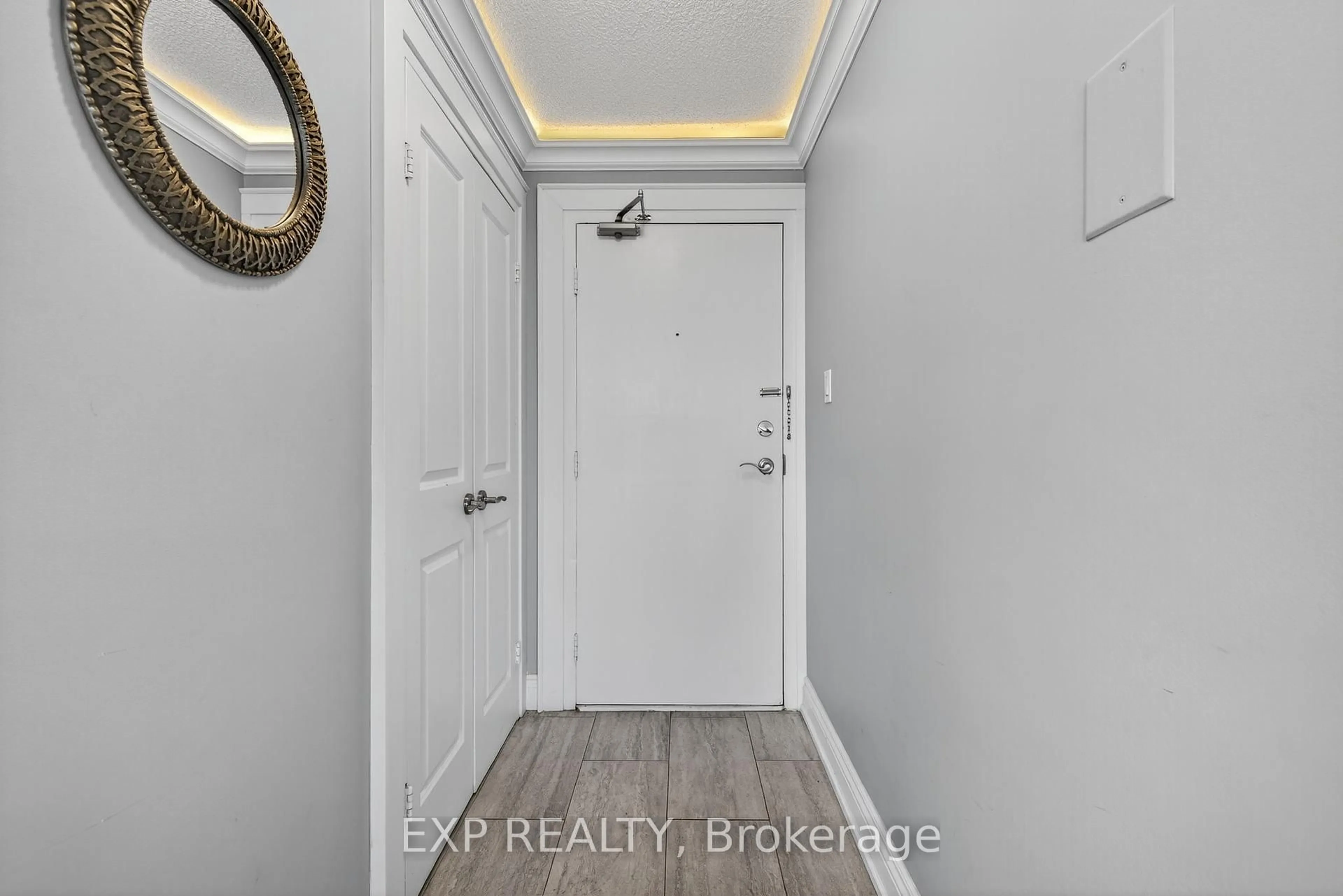 Indoor entryway for 1320 Mississauga Valley Blvd #712, Mississauga Ontario L5A 3S8