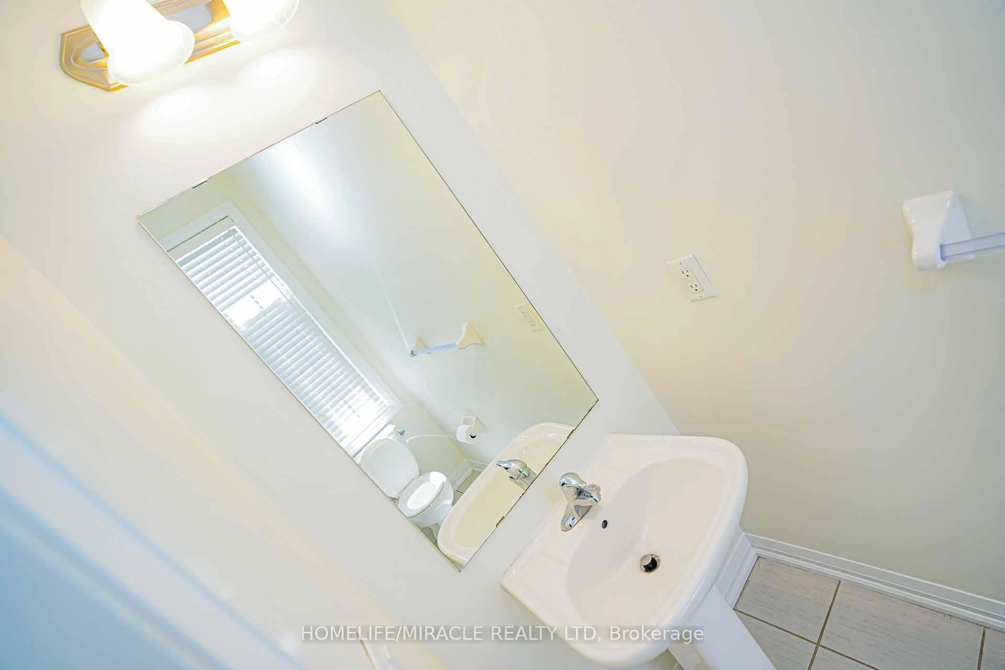 Standard bathroom, unknown for 35 Drew Brown Blvd, Orangeville Ontario L9W 6Z6