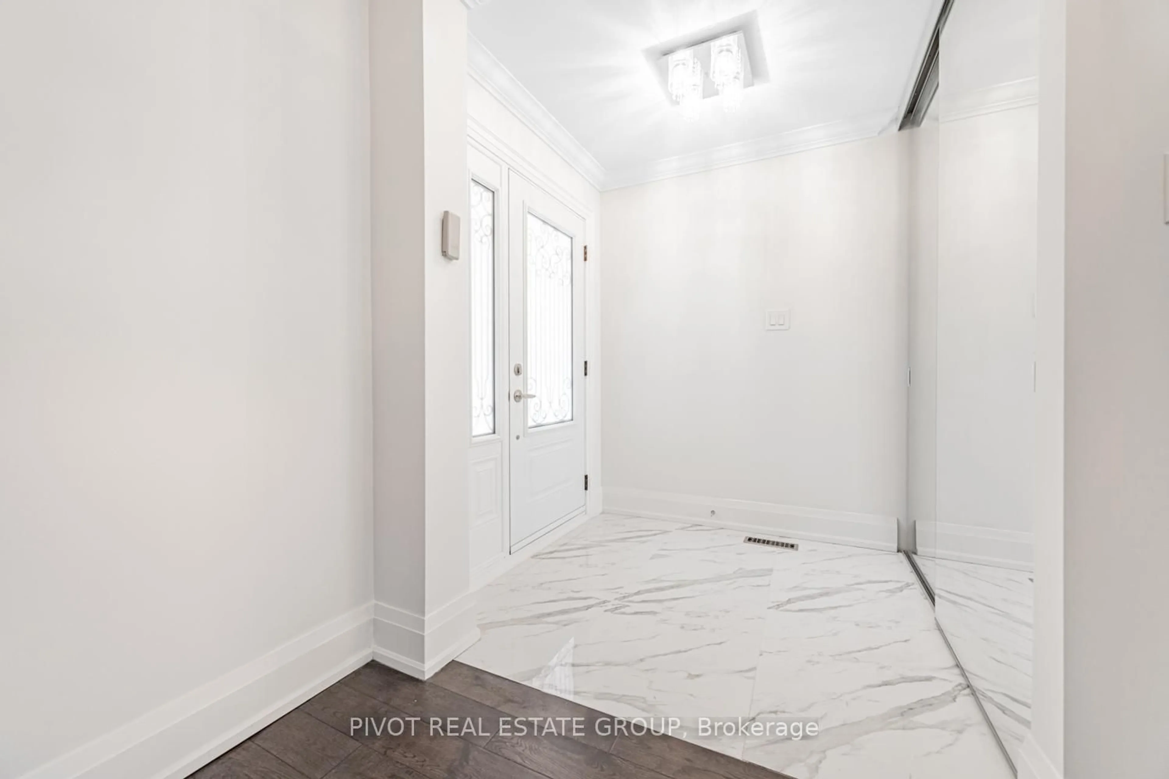 Indoor entryway for 223 Lech Walesa Dr, Mississauga Ontario L5B 3H7