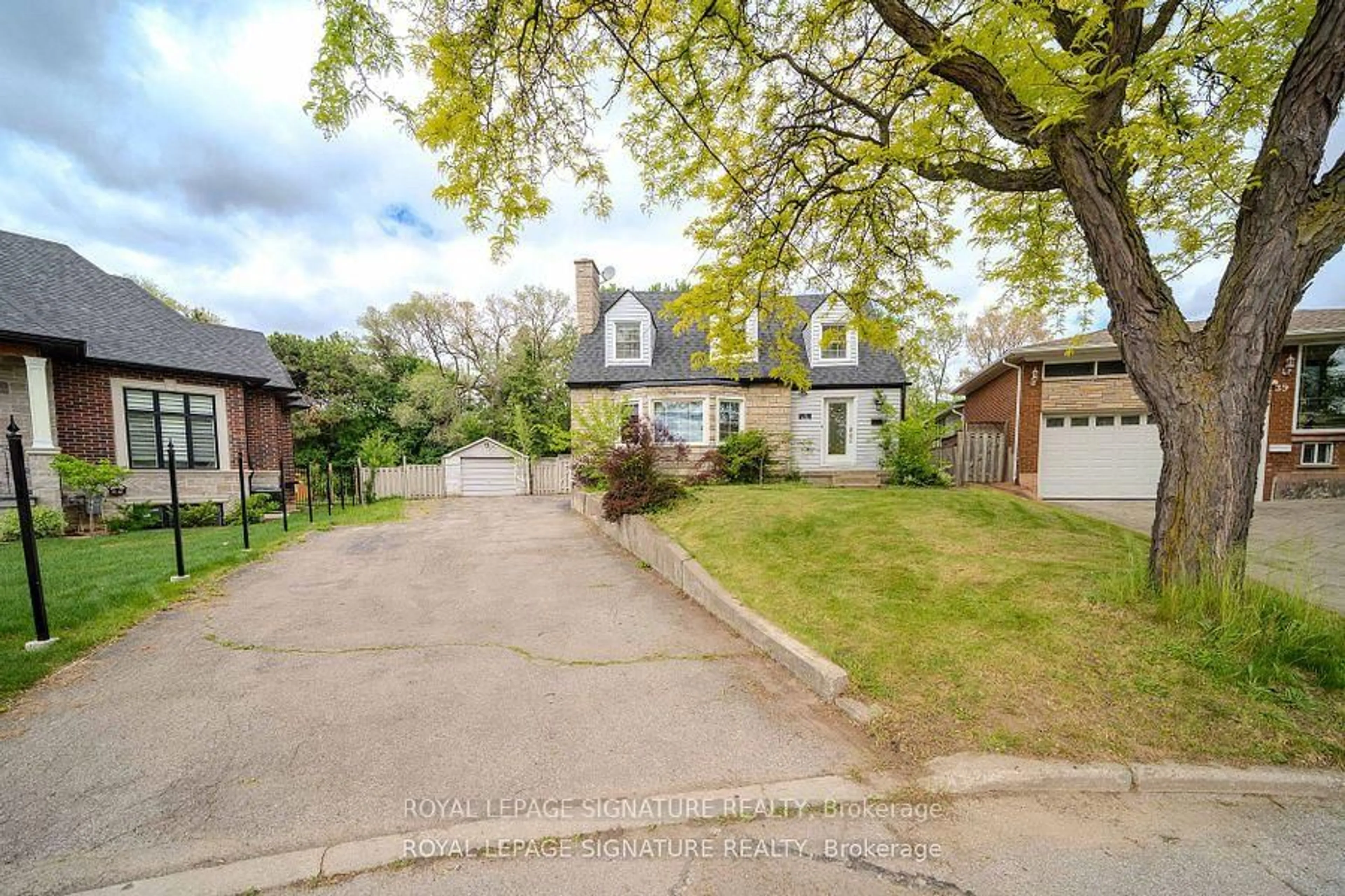 A pic from outside/outdoor area/front of a property/back of a property/a pic from drone, street for 41 Mayo Dr, Toronto Ontario M6L 2X4