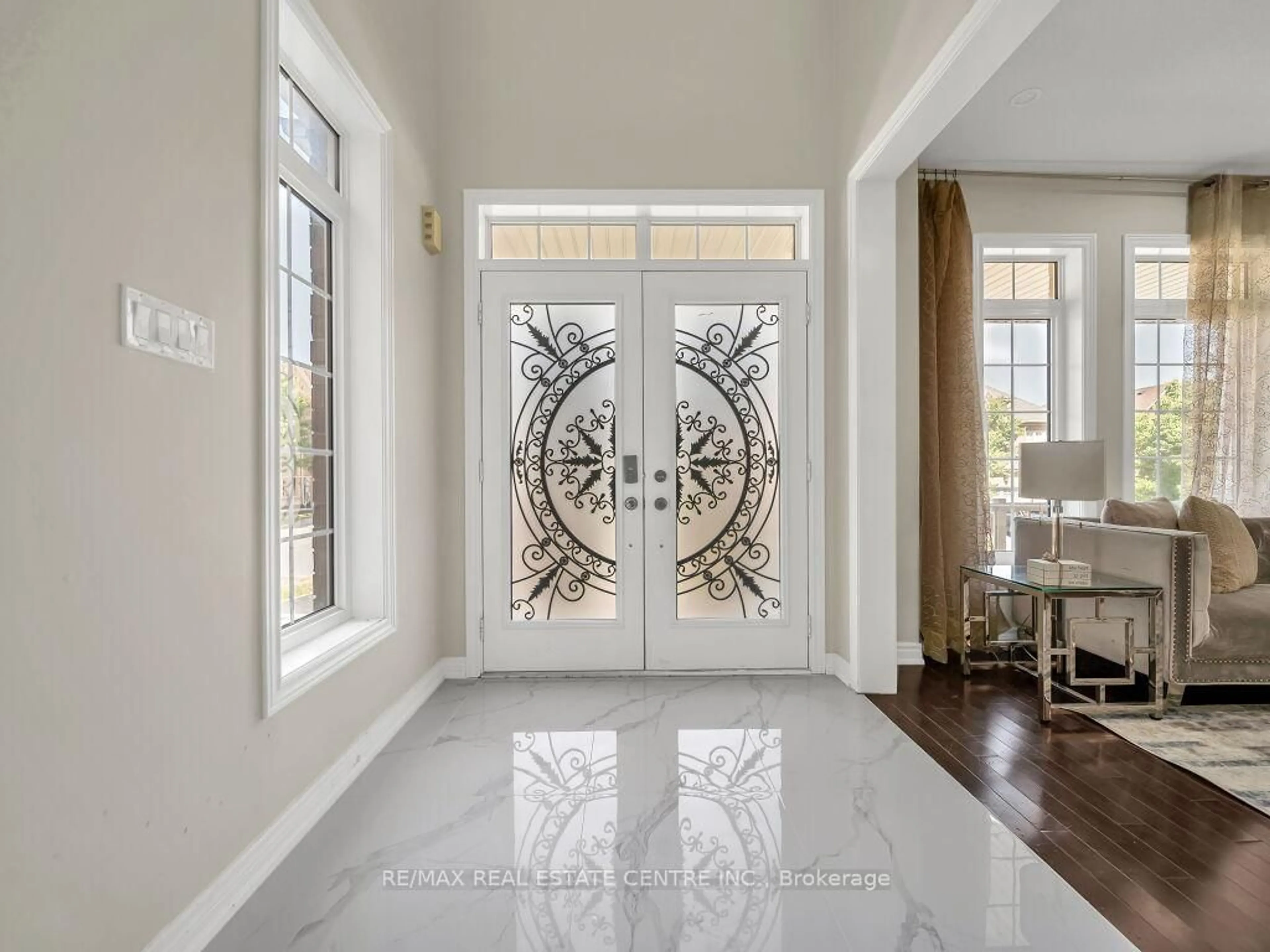 Indoor entryway for 10 Vidal Rd, Brampton Ontario L6Y 2X7