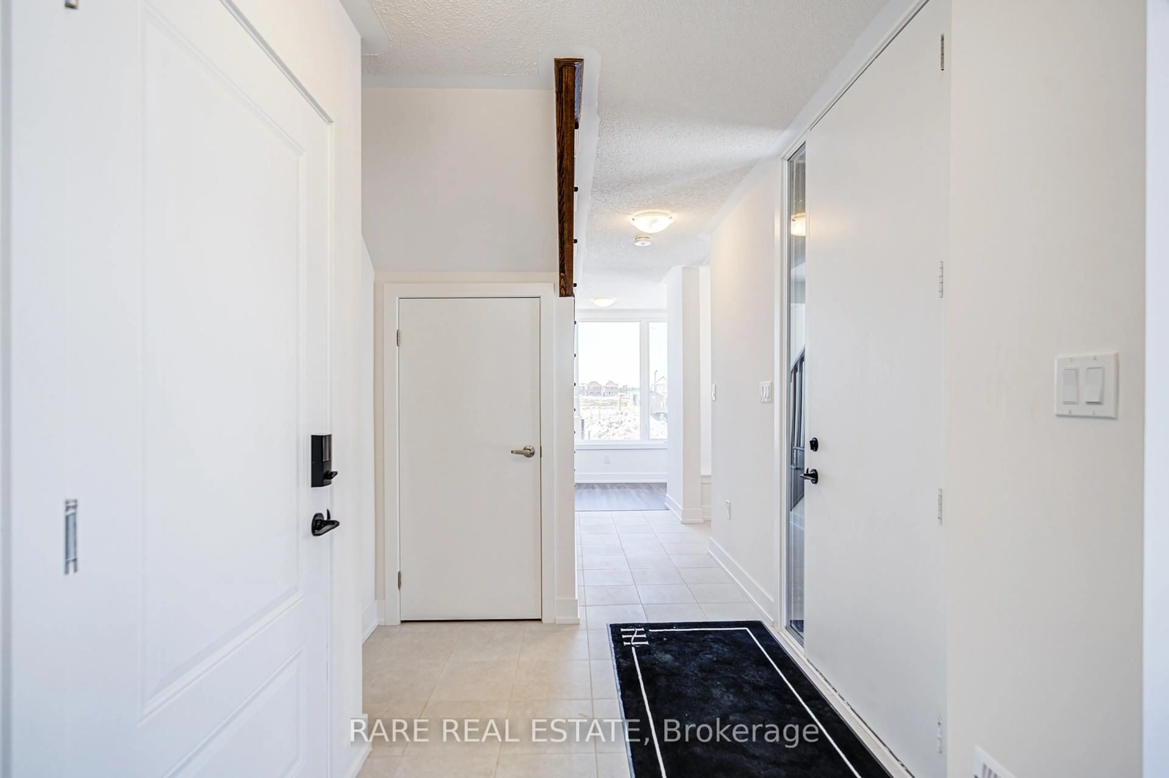 Indoor entryway for 3076 Welsman Gdns, Oakville Ontario L6H 7Z2