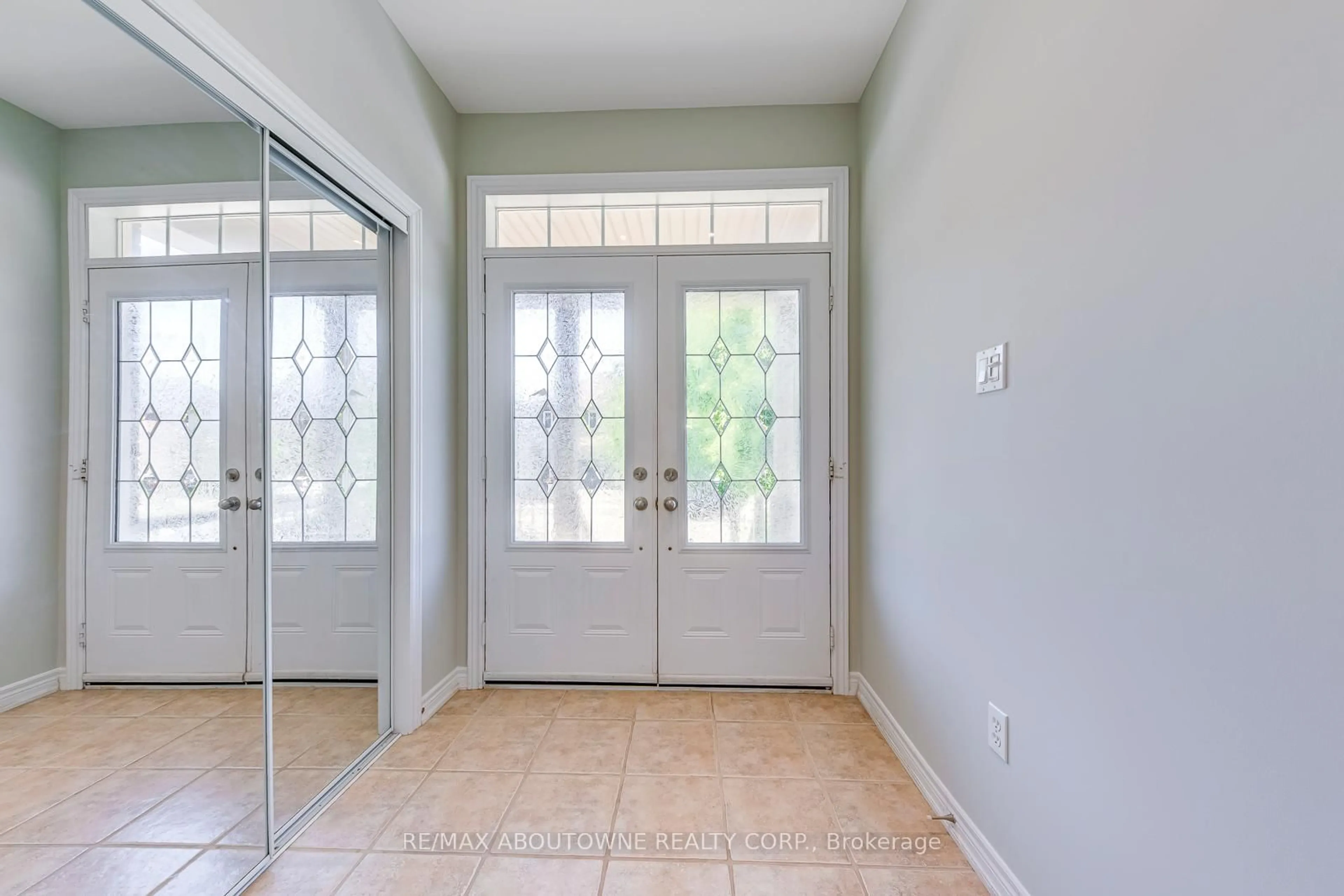 Indoor entryway for 1254 Craigleith Rd, Oakville Ontario L6H 0B6