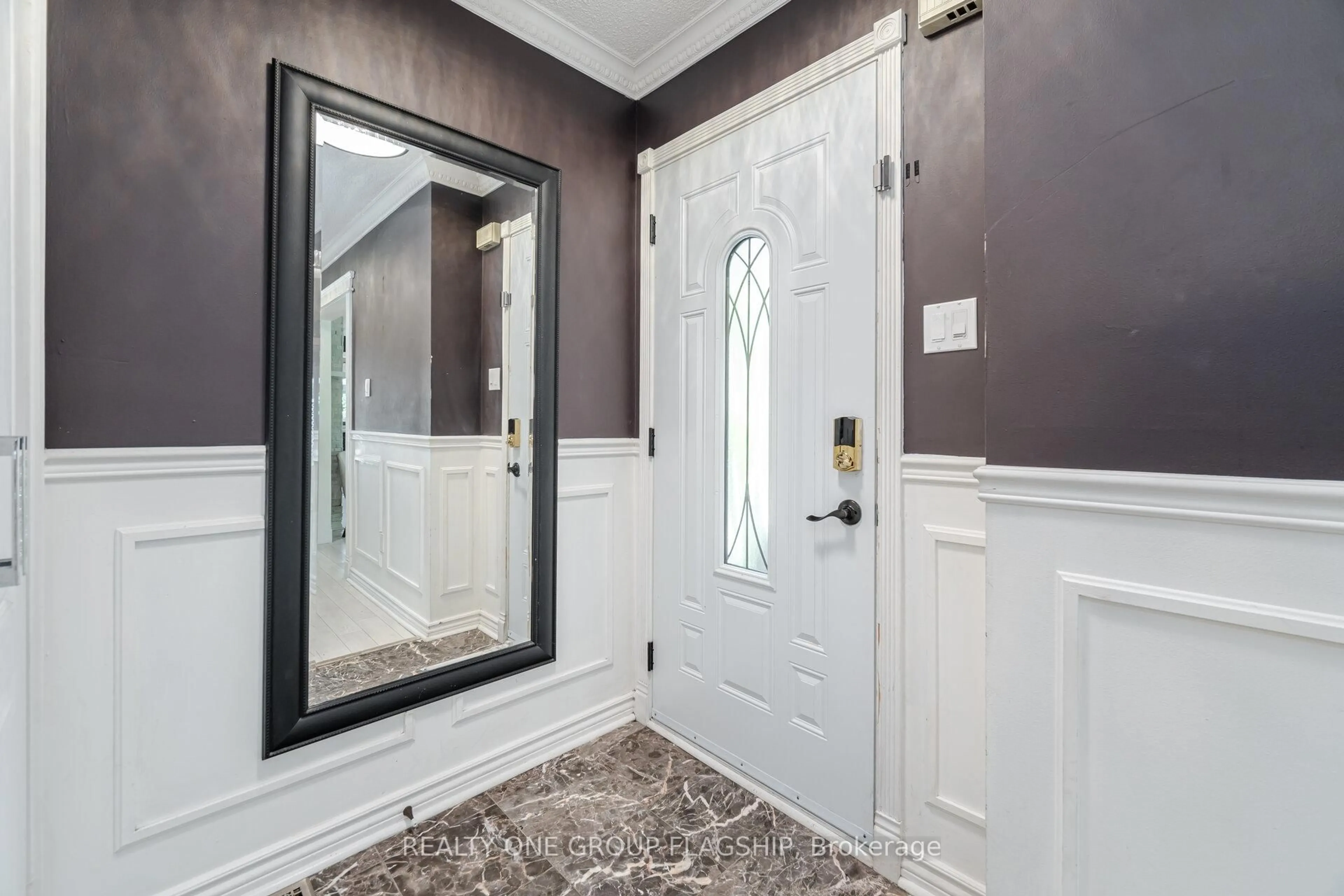 Indoor entryway for 7267 Windbreak Crt, Mississauga Ontario L5N 6K6
