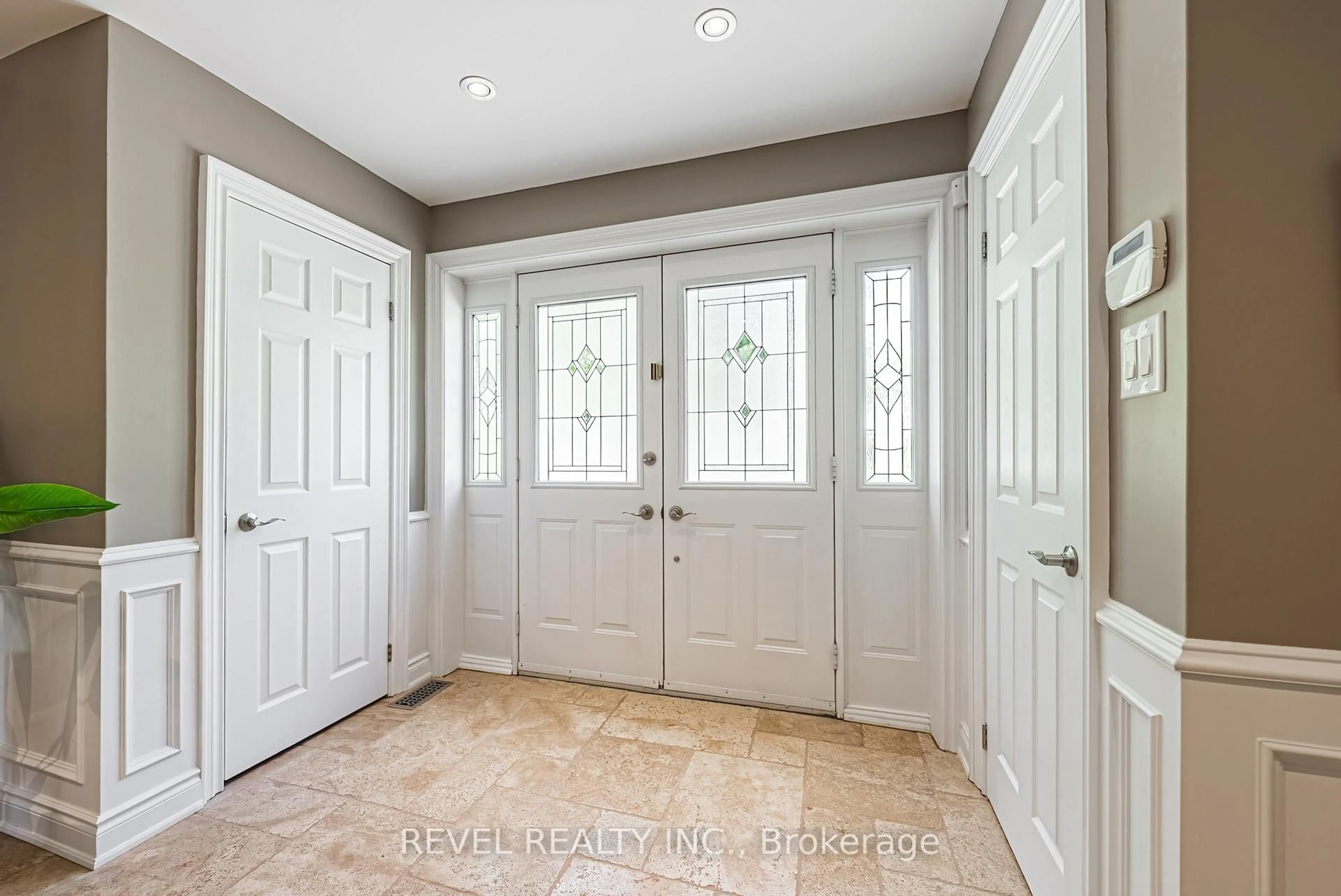 Indoor entryway for 1194 20 Sdrd, Milton Ontario L0P 1J0