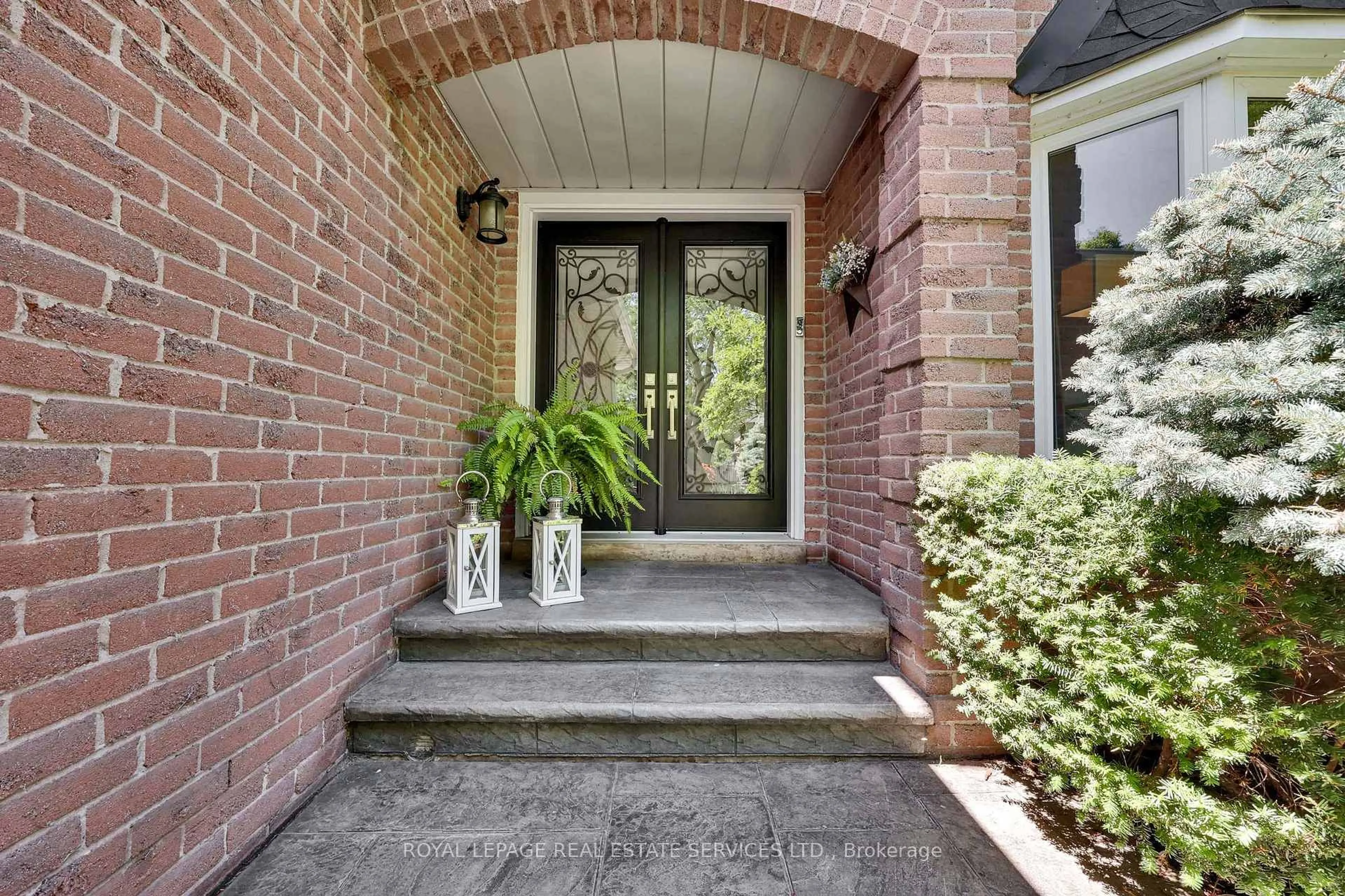 Indoor entryway for 1311 Fieldcrest Lane, Oakville Ontario L6M 2N6