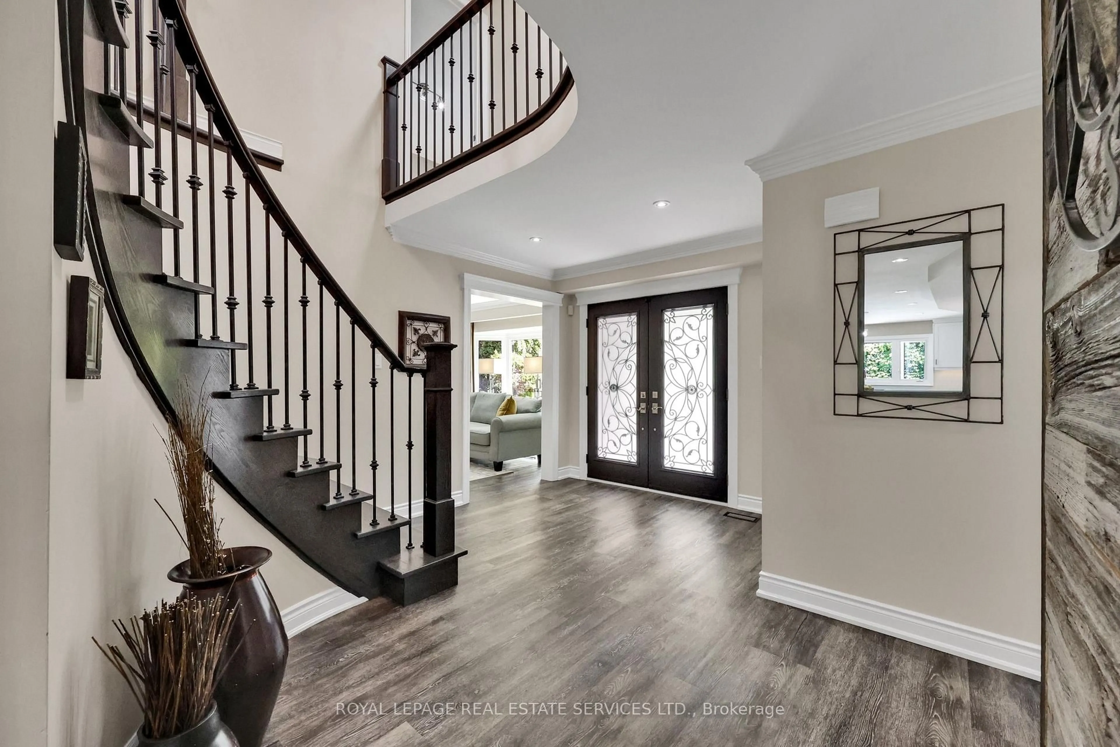 Indoor entryway for 1311 Fieldcrest Lane, Oakville Ontario L6M 2N6