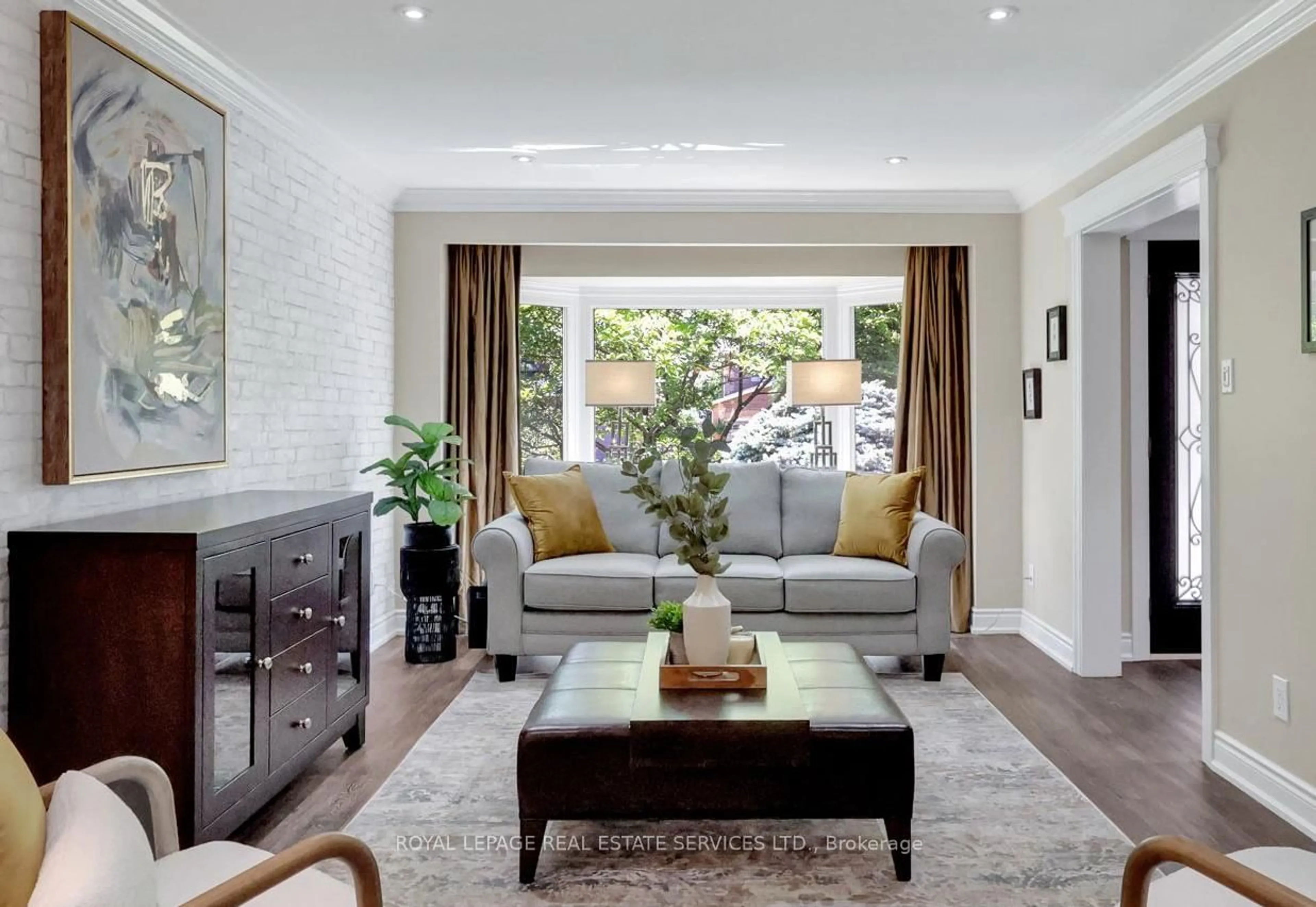Living room with furniture, unknown for 1311 Fieldcrest Lane, Oakville Ontario L6M 2N6