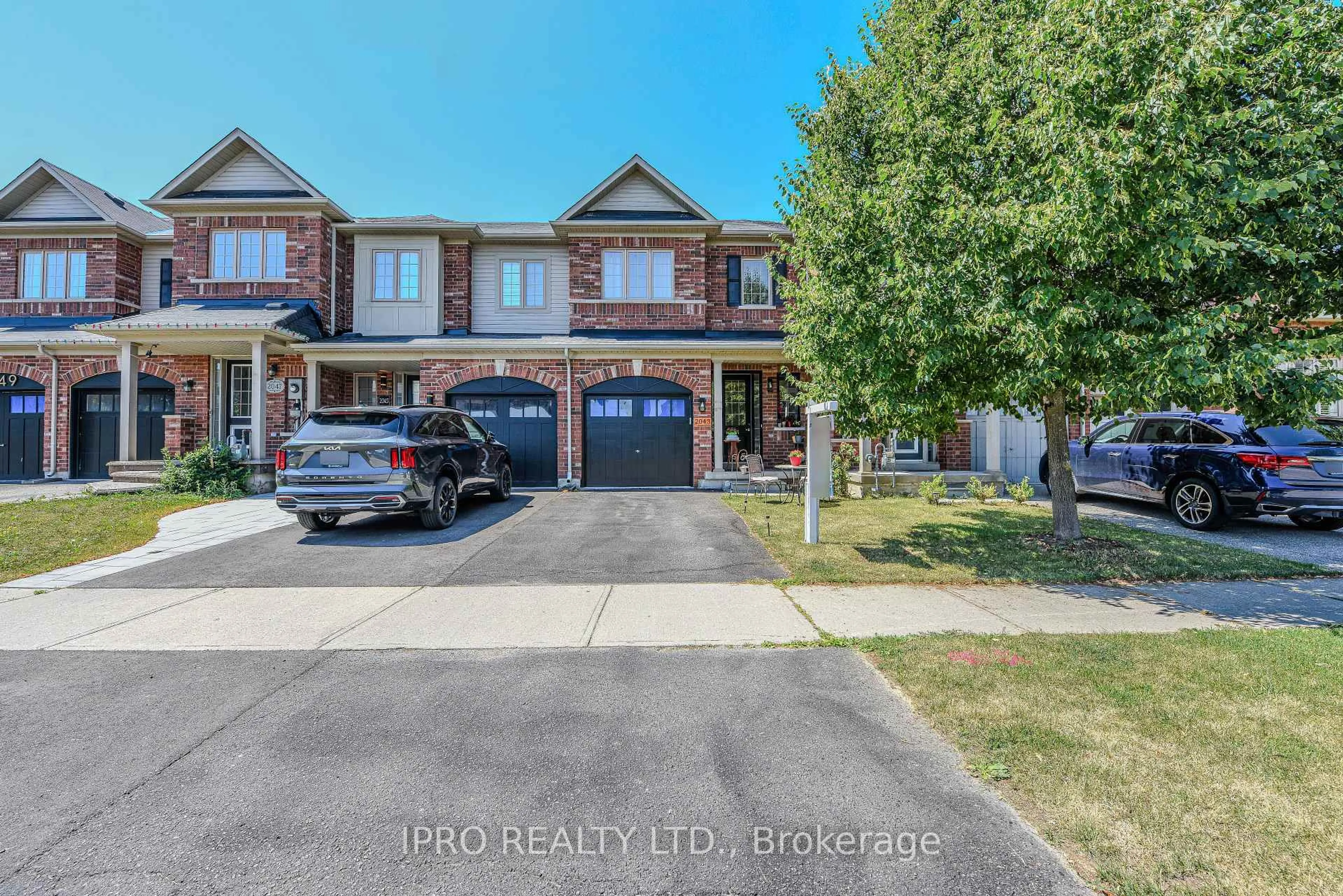 A pic from outside/outdoor area/front of a property/back of a property/a pic from drone, street for 2043 Fiddlers Way, Oakville Ontario L6M 0M4