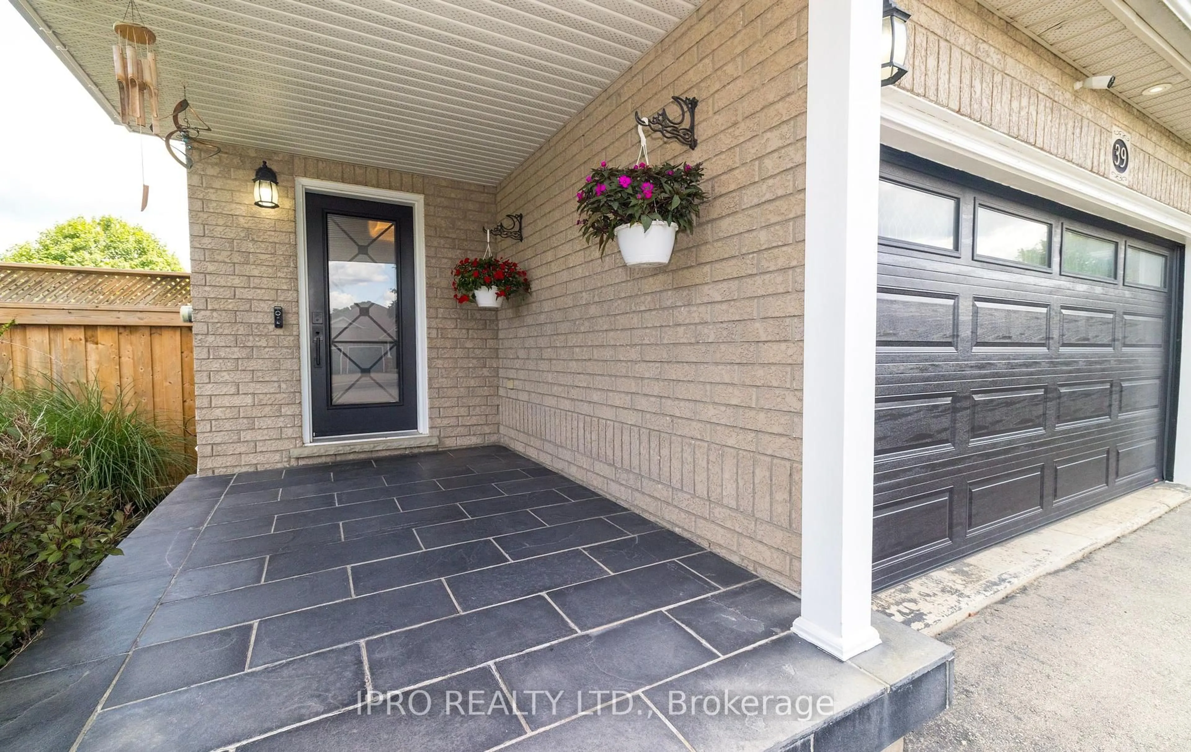 Indoor entryway for 39 Beardmore Cres, Halton Hills Ontario L7J 2Z1