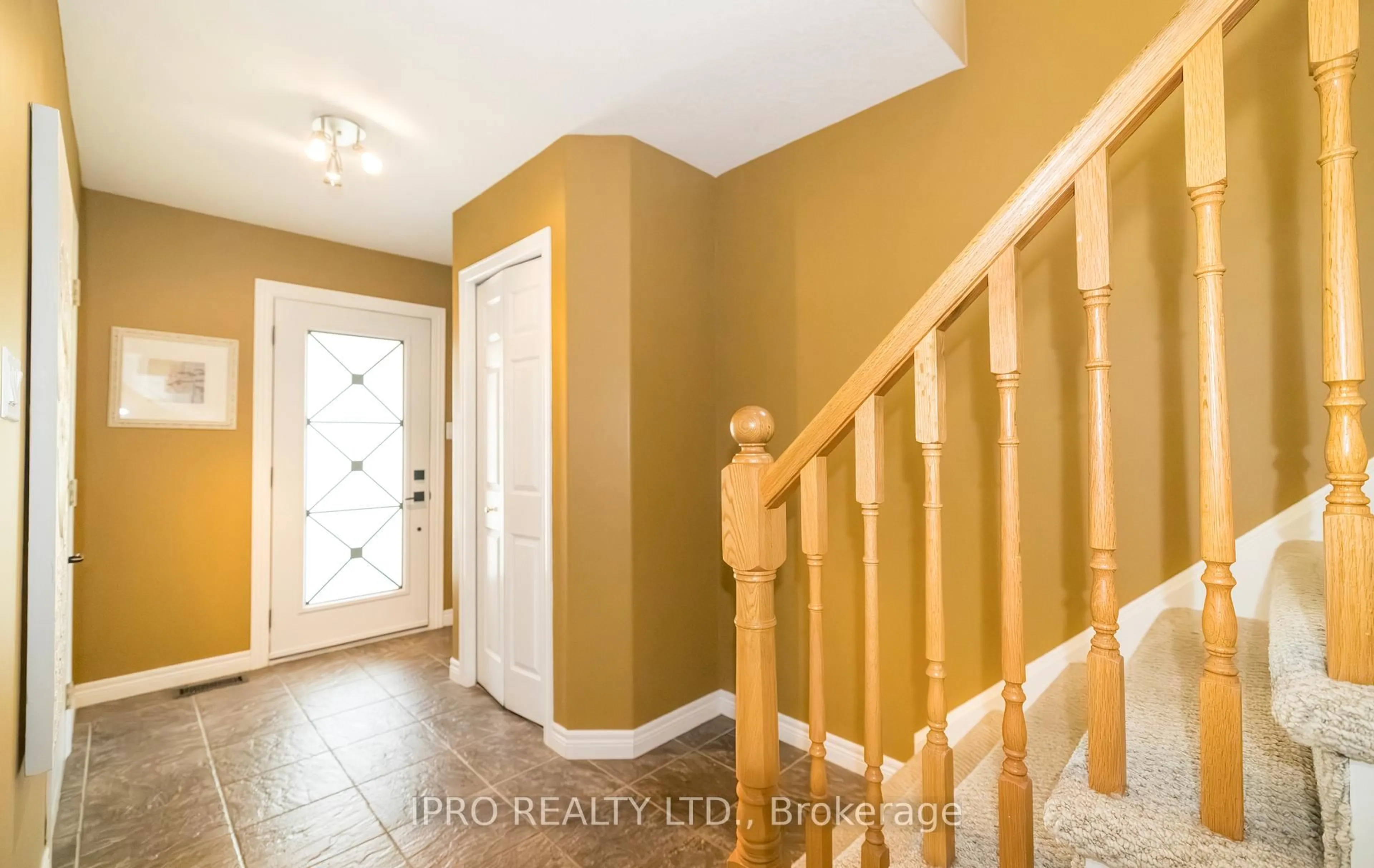 Indoor entryway for 39 Beardmore Cres, Halton Hills Ontario L7J 2Z1