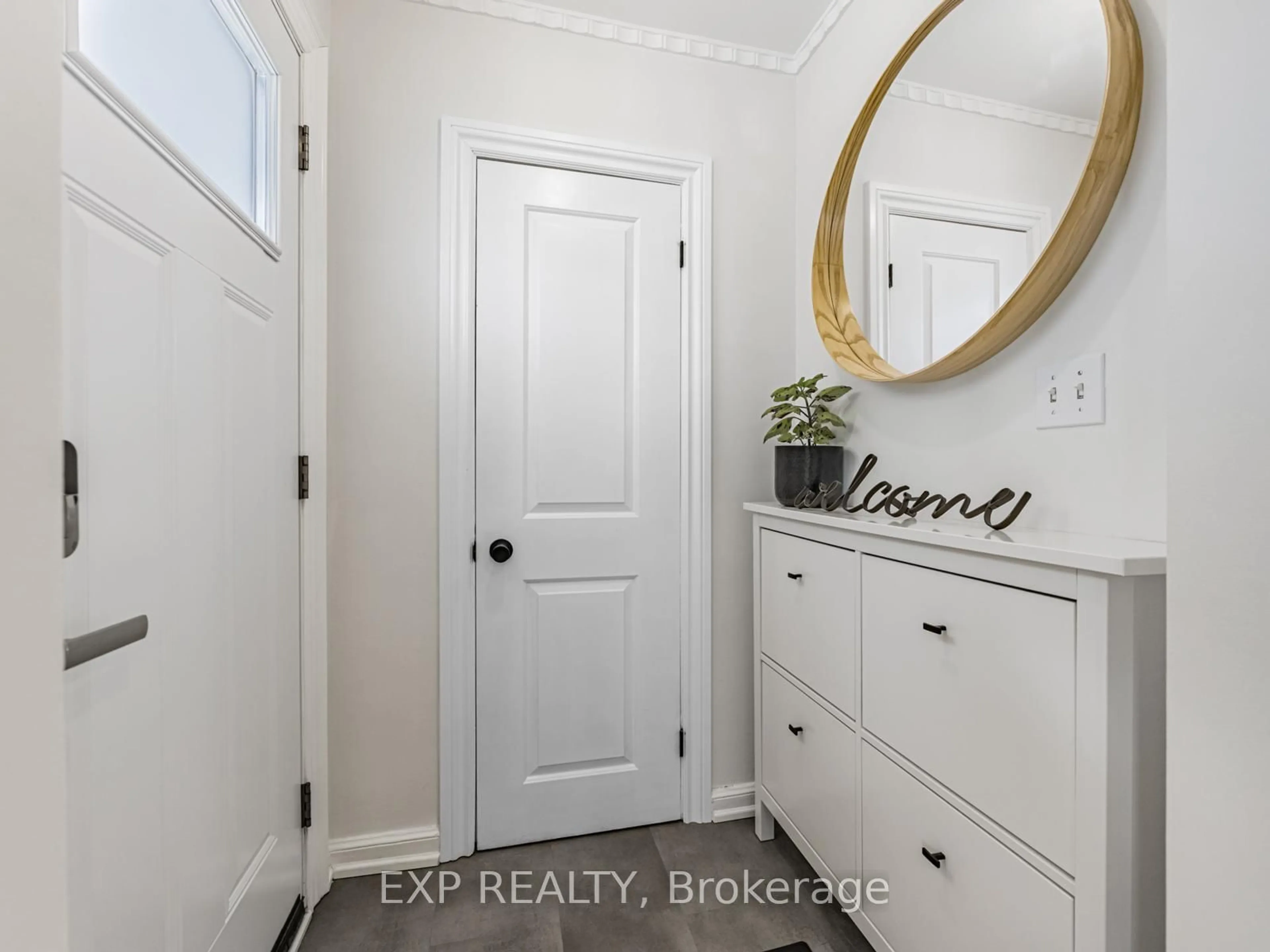 Indoor entryway for 22 Yorkview Dr, Toronto Ontario M8Z 2E9
