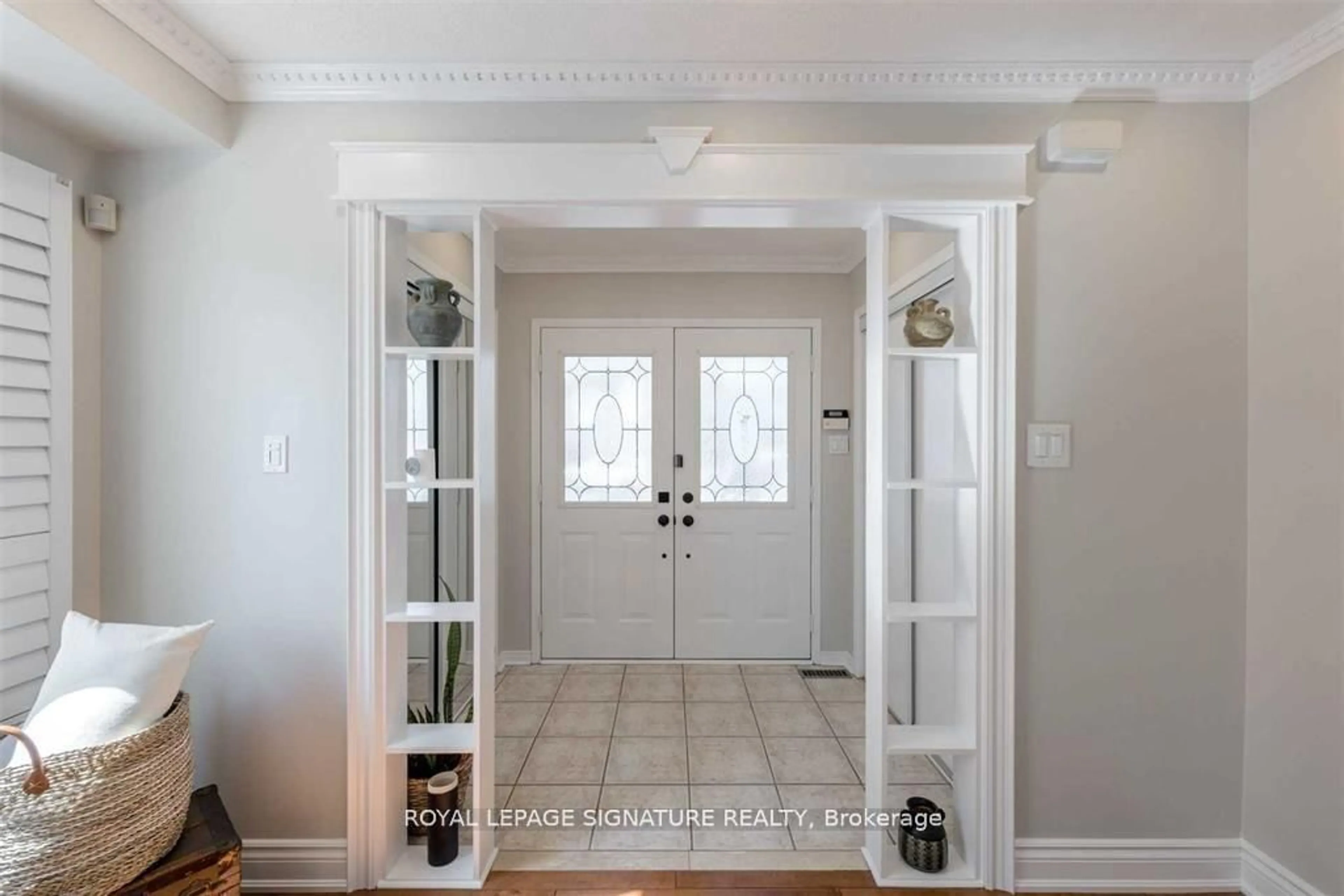 Indoor entryway for 11 Allangrove Dr, Brampton Ontario L7A 2M4