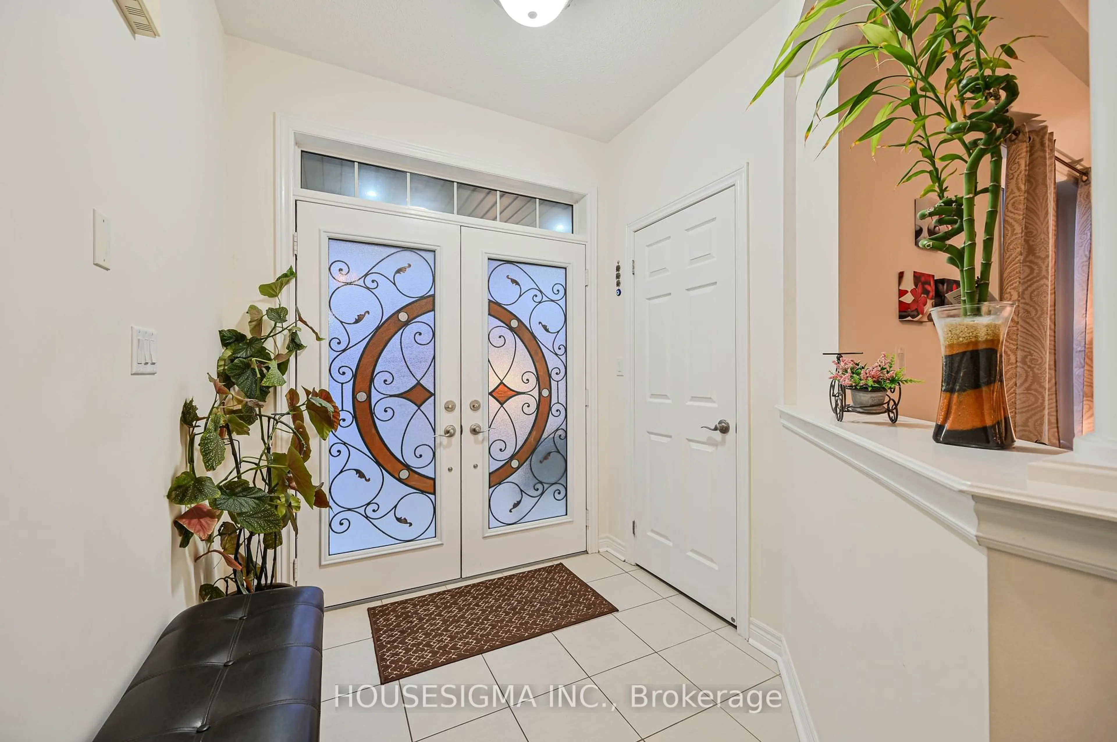 Indoor entryway for 33 Bonnieglen Farm Blvd, Caledon Ontario L7C 3X8