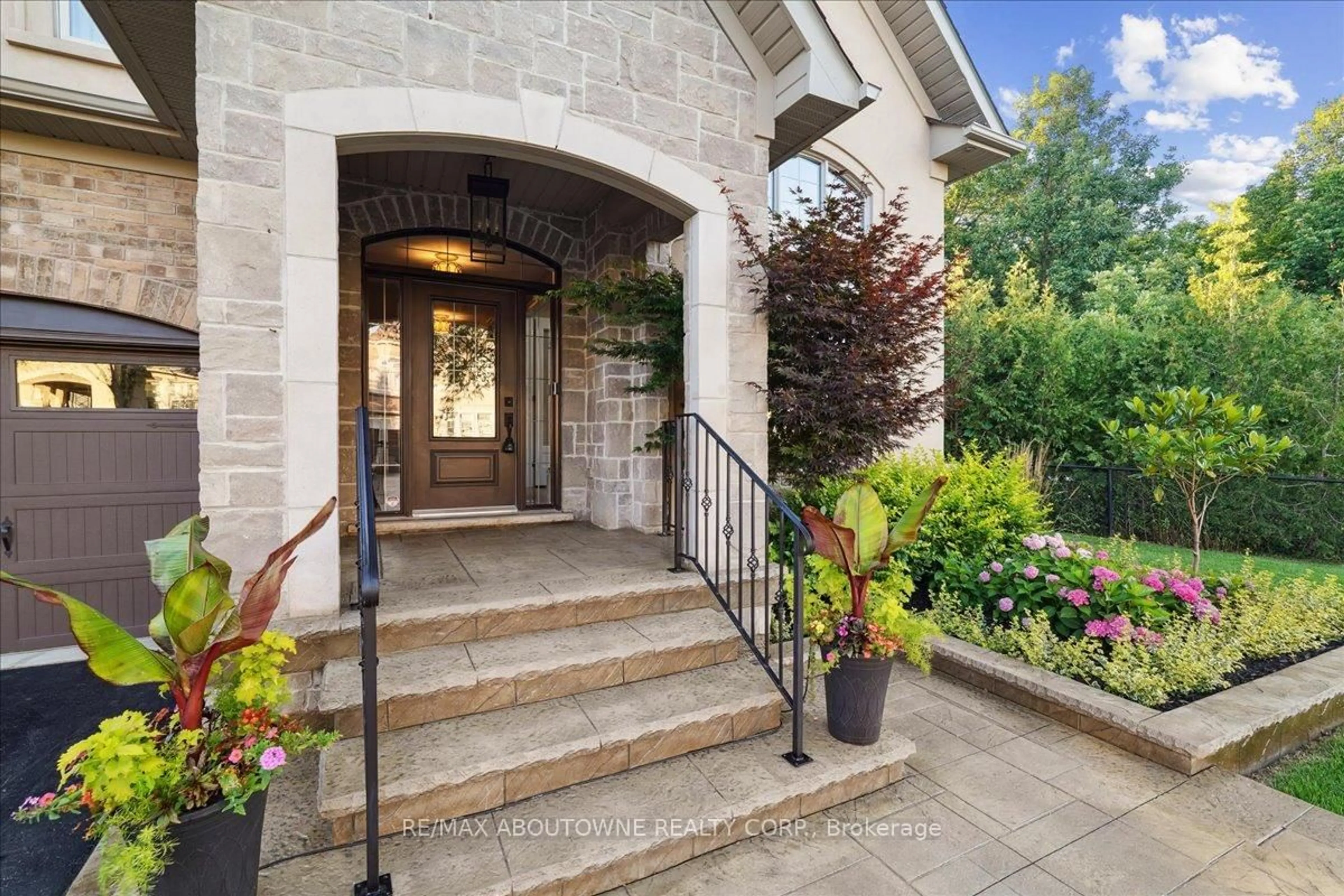 Indoor entryway for 530 Hidden Tr, Oakville Ontario L6M 0N3