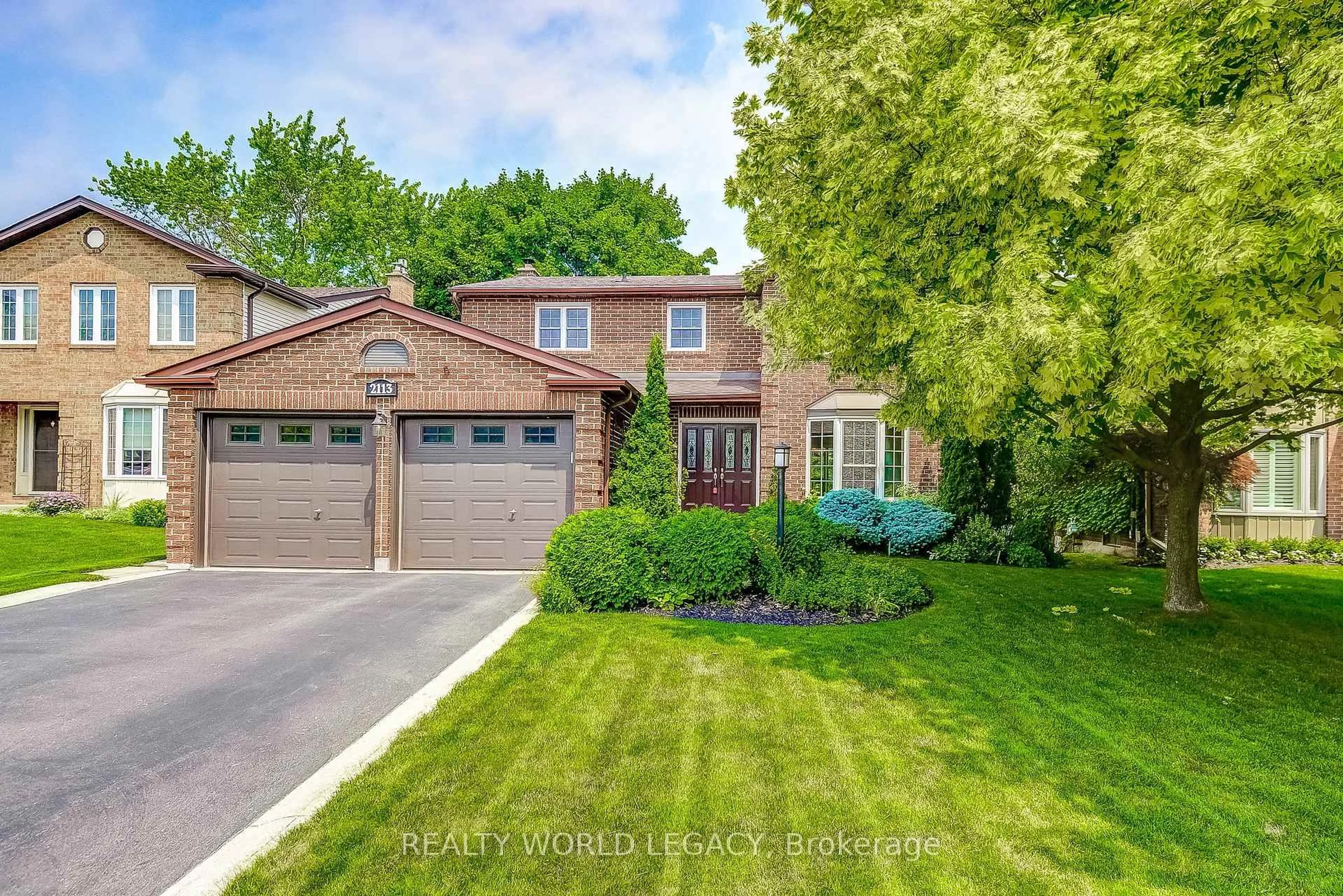 A pic from outside/outdoor area/front of a property/back of a property/a pic from drone, street for 2113 Fallingbrook Crt, Burlington Ontario L7M 2Y9