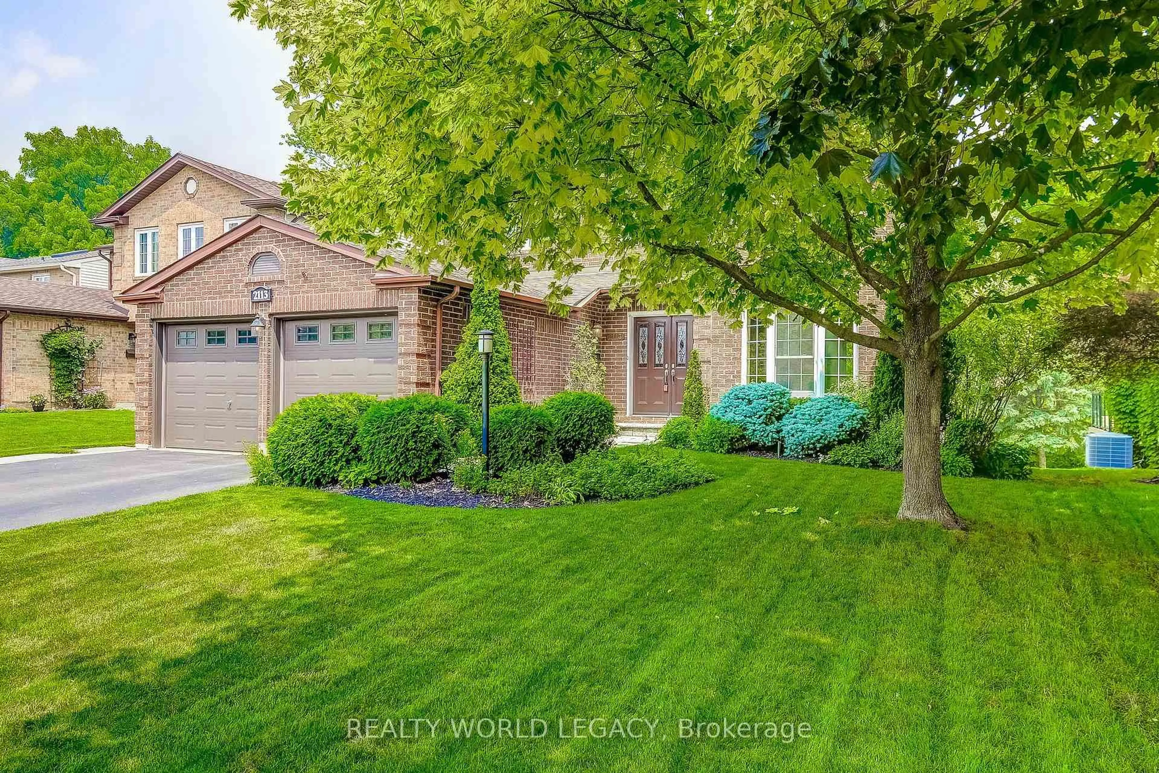 A pic from outside/outdoor area/front of a property/back of a property/a pic from drone, street for 2113 Fallingbrook Crt, Burlington Ontario L7M 2Y9