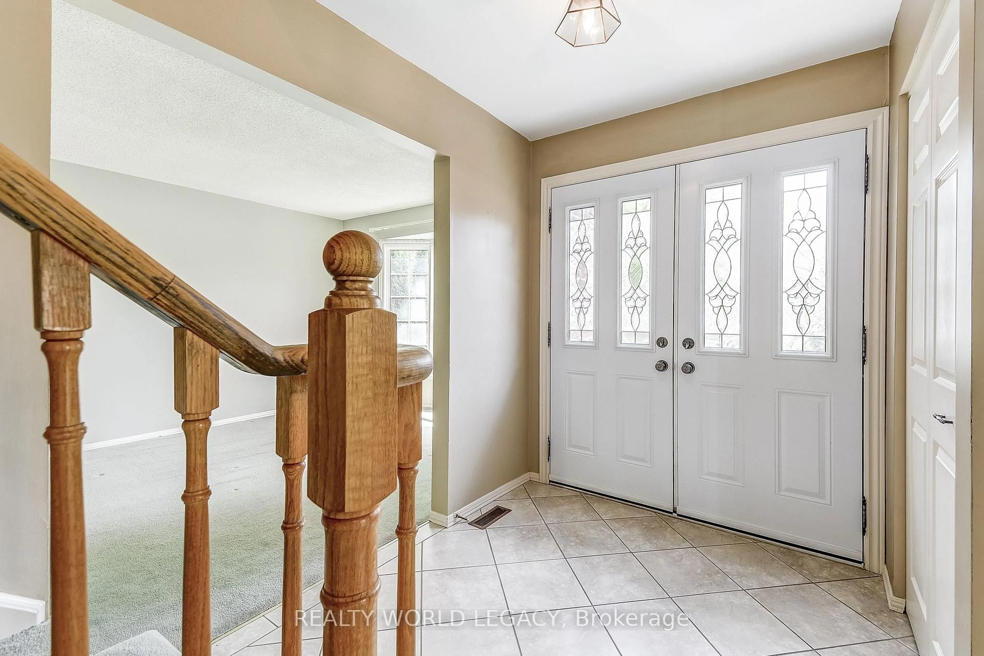 Indoor entryway for 2113 Fallingbrook Crt, Burlington Ontario L7M 2Y9