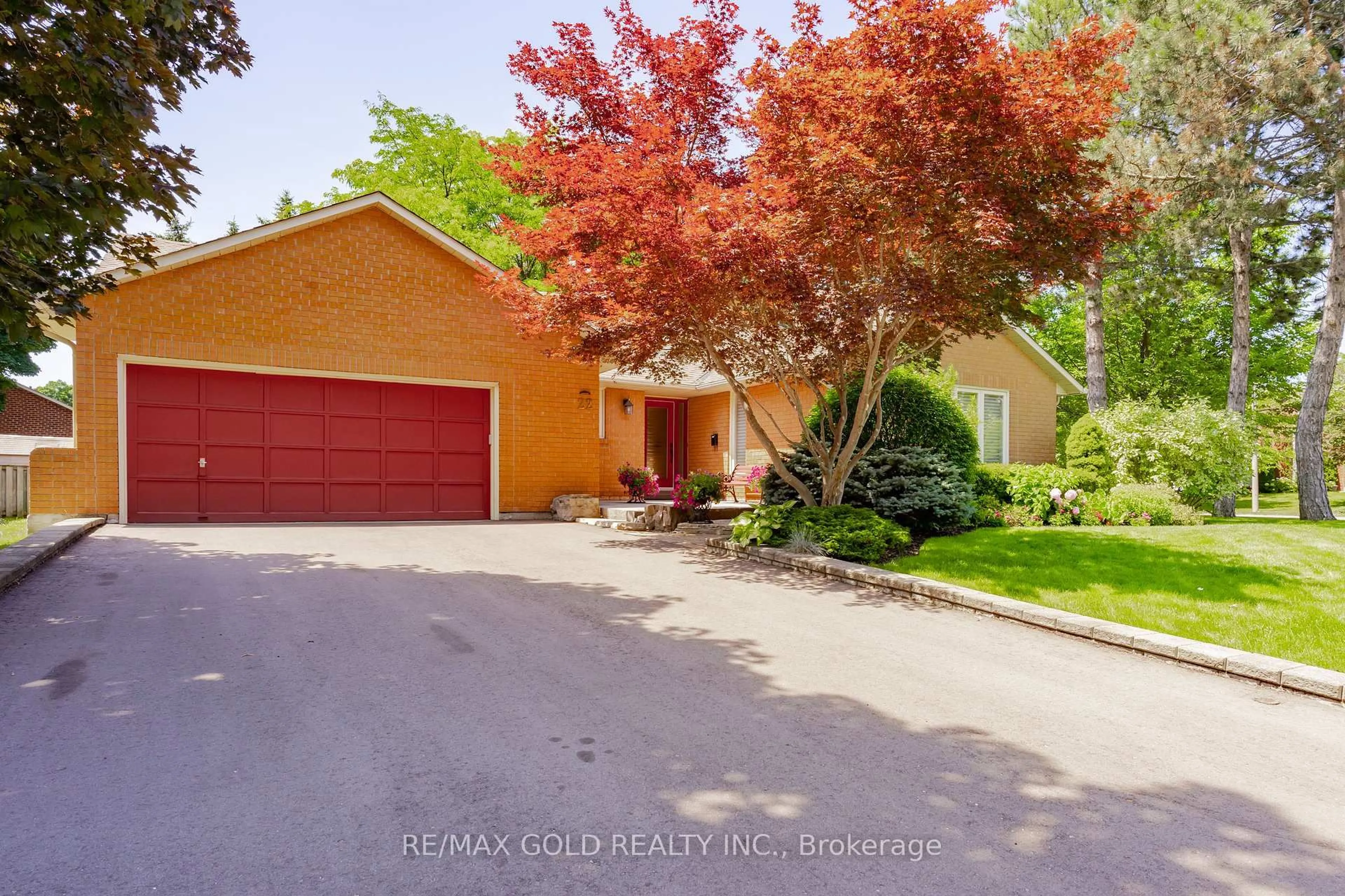 A pic from outside/outdoor area/front of a property/back of a property/a pic from drone, street for 22 Carnforth Dr, Brampton Ontario L6Z 1V2