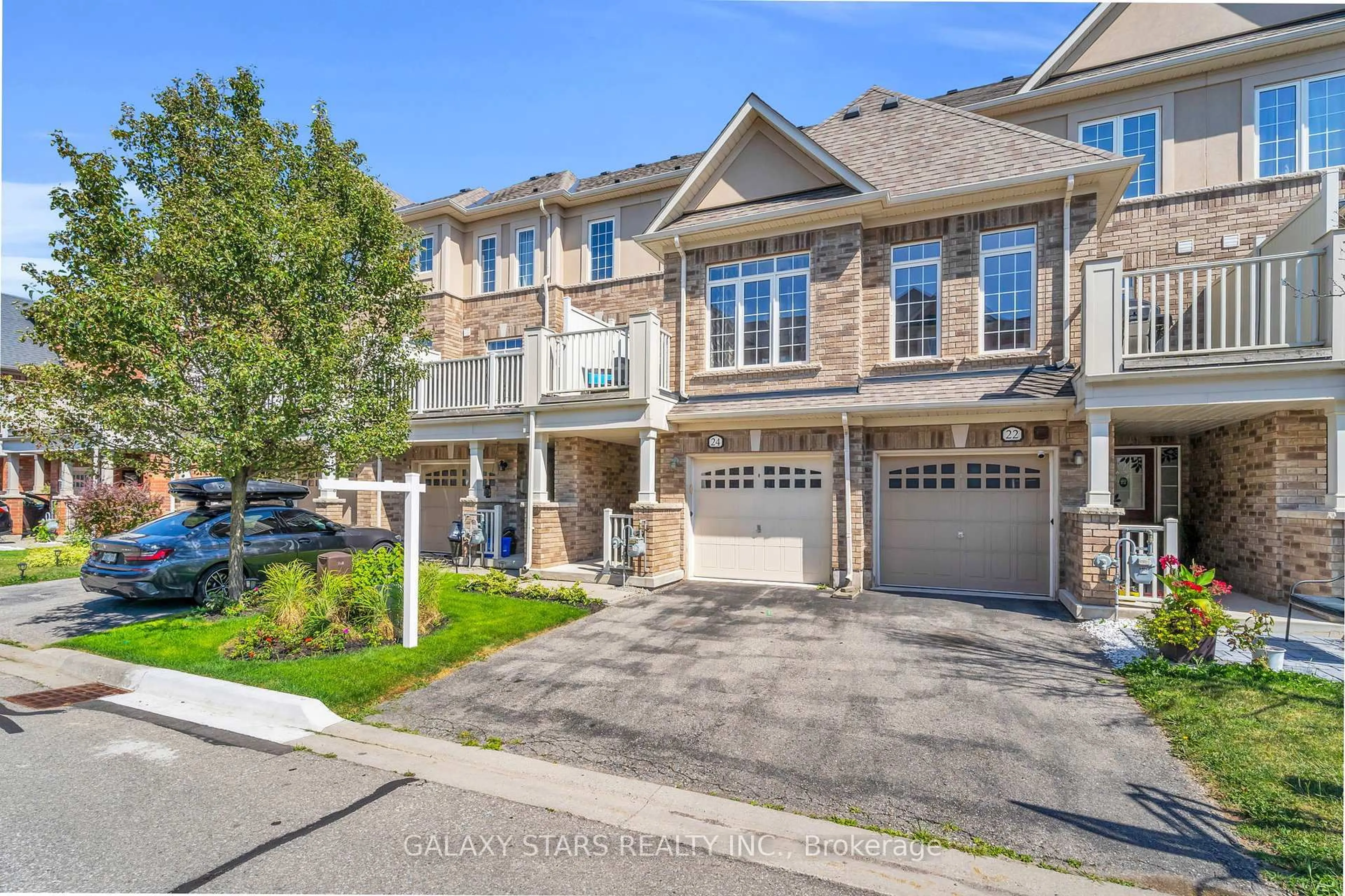 A pic from outside/outdoor area/front of a property/back of a property/a pic from drone, street for 24 Tiffany Lane, Halton Hills Ontario L7G 0H1