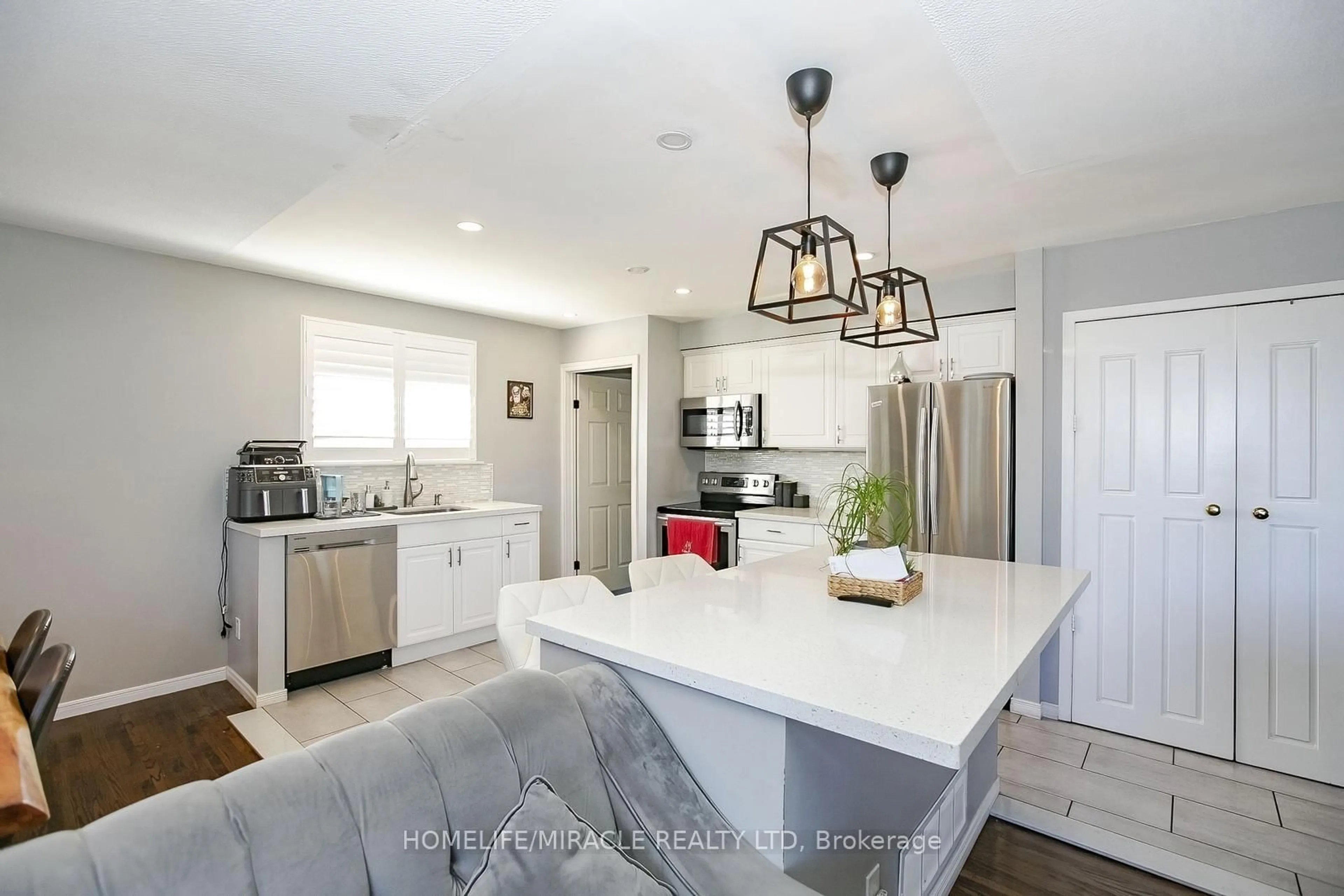 Open concept kitchen, ceramic/tile floor for 46 Reigate Ave, Brampton Ontario L6V 2E3