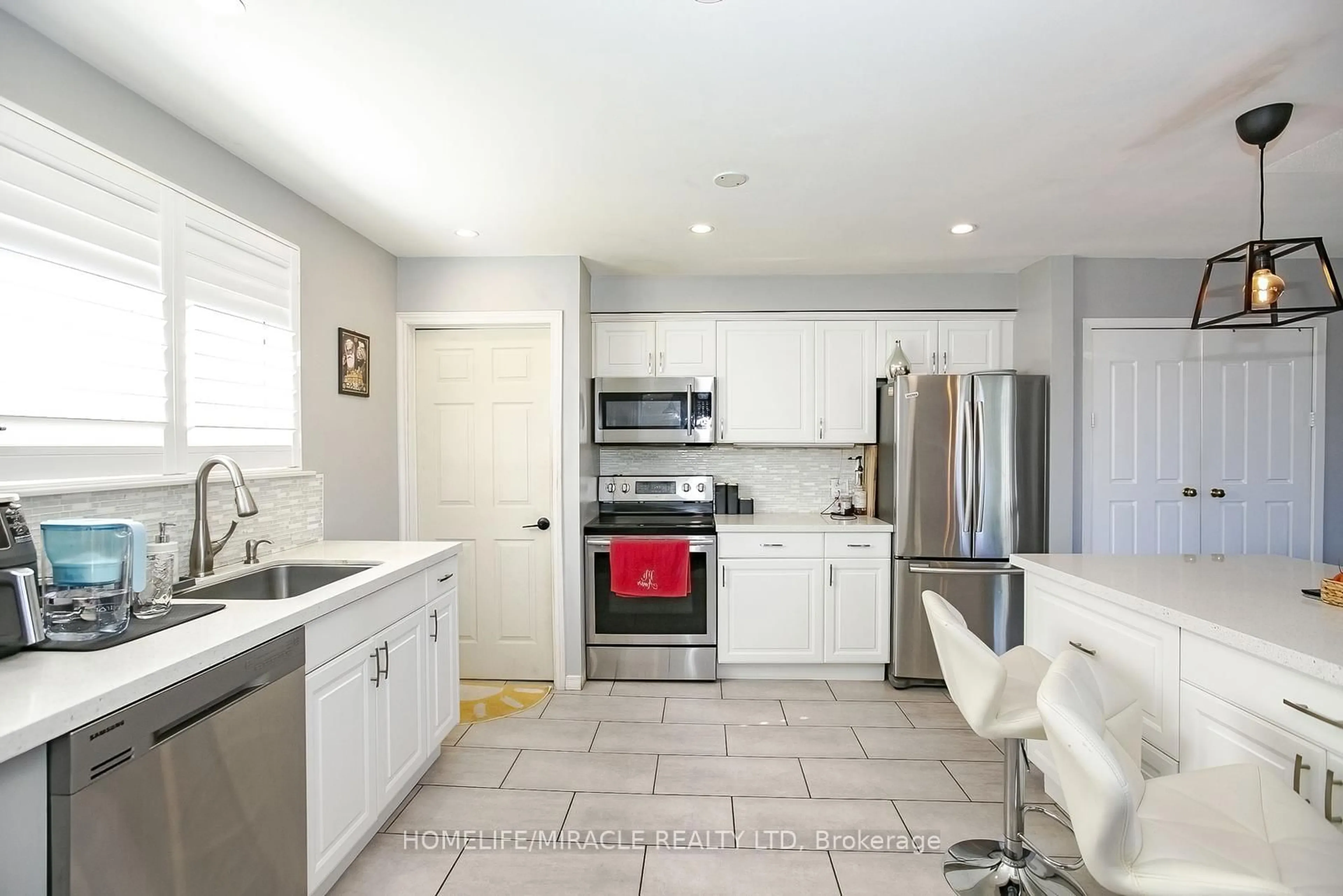 Open concept kitchen, ceramic/tile floor for 46 Reigate Ave, Brampton Ontario L6V 2E3