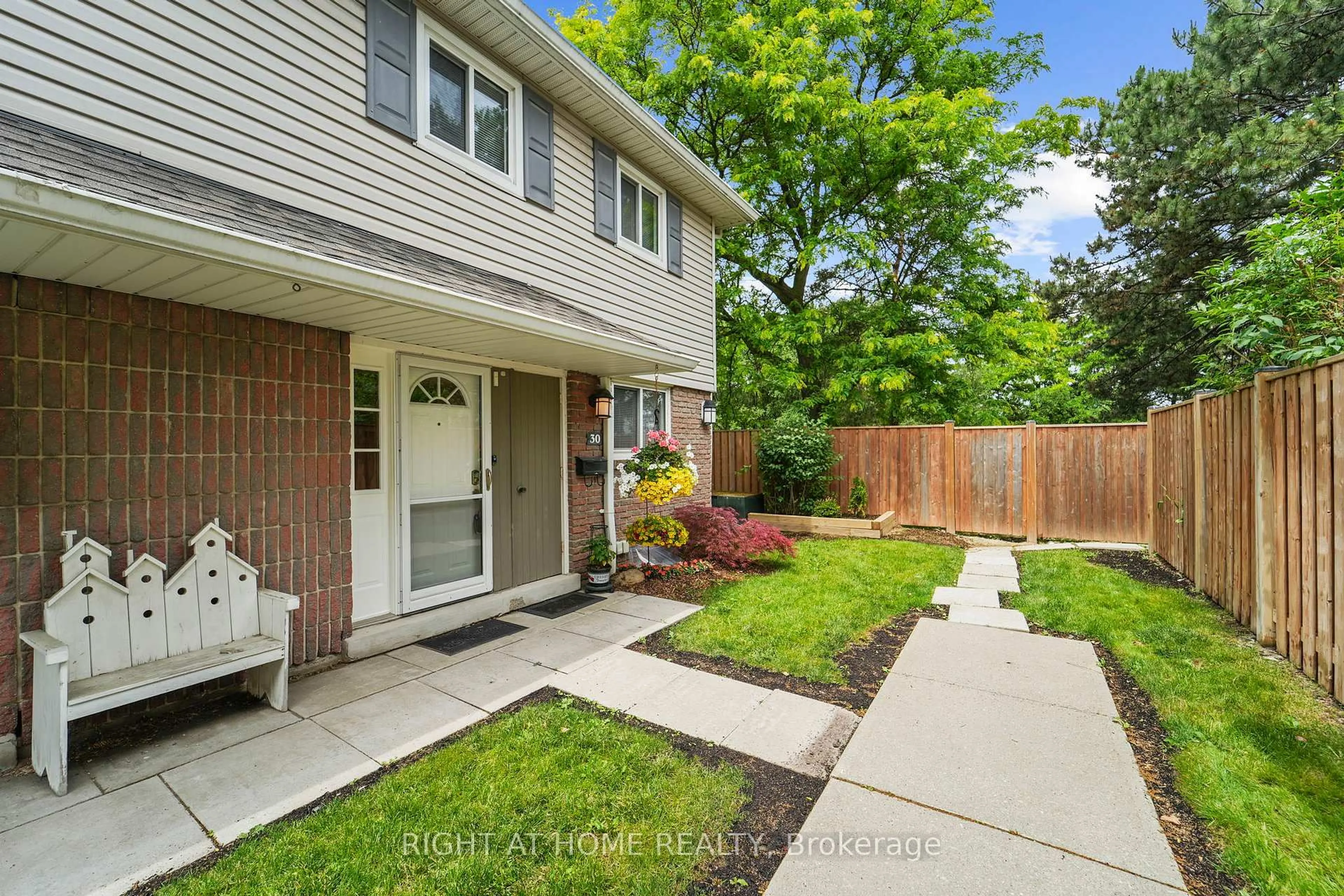 Unknown for 30 Village Crt, Brampton Ontario L6W 1A6