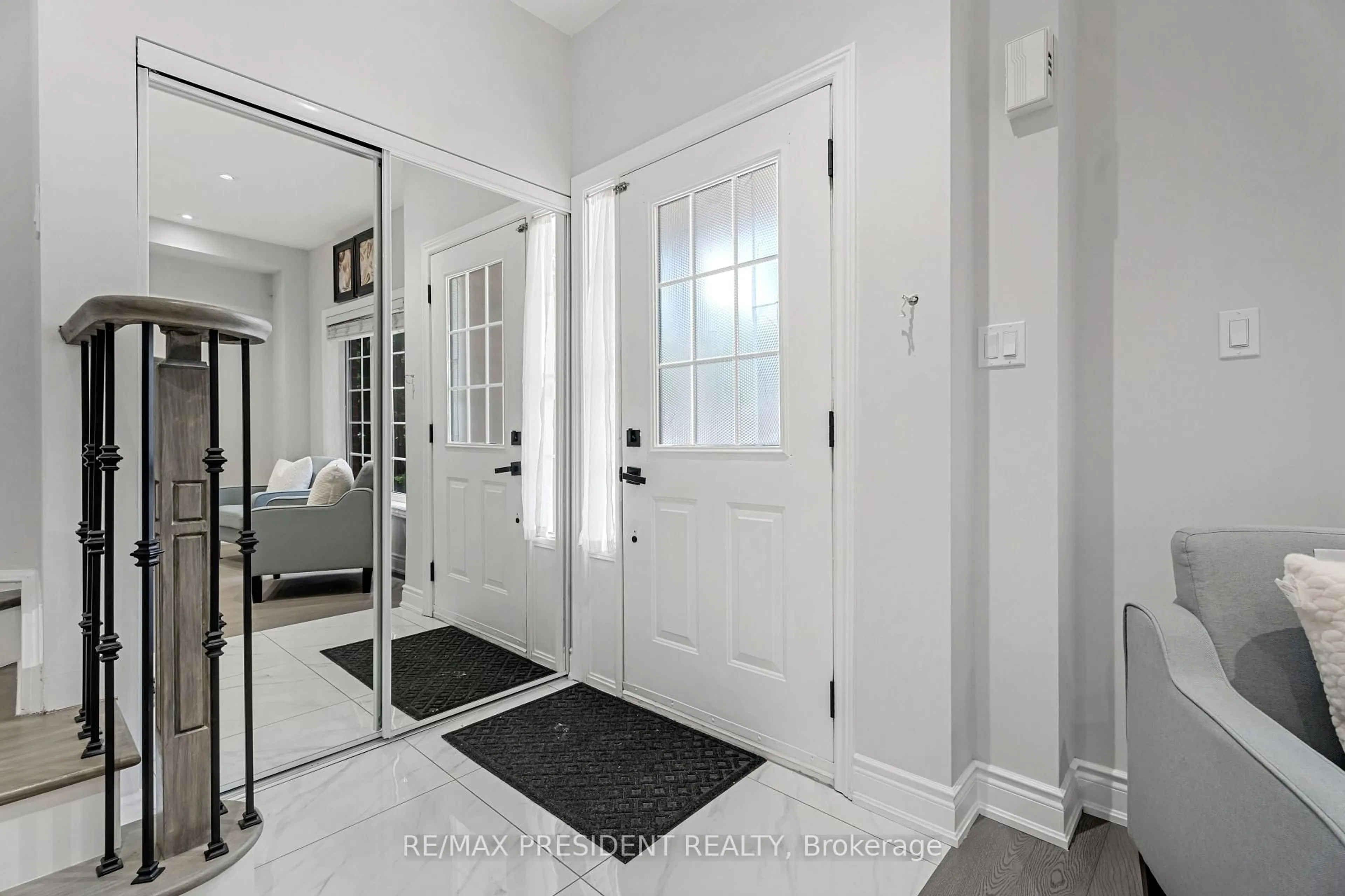Indoor entryway for 5209 Danielle Dr, Burlington Ontario L7L 7L1
