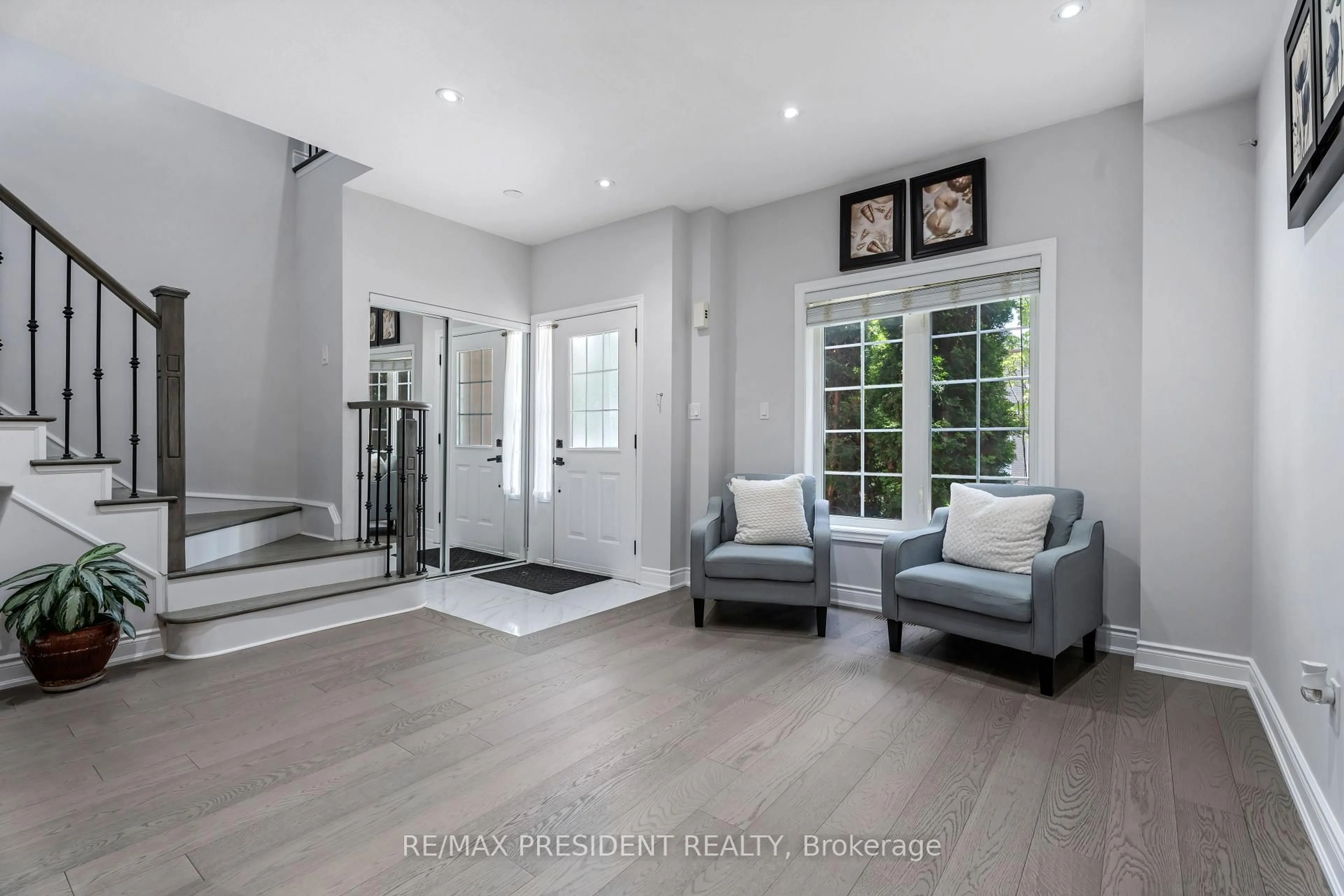 Indoor entryway for 5209 Danielle Dr, Burlington Ontario L7L 7L1