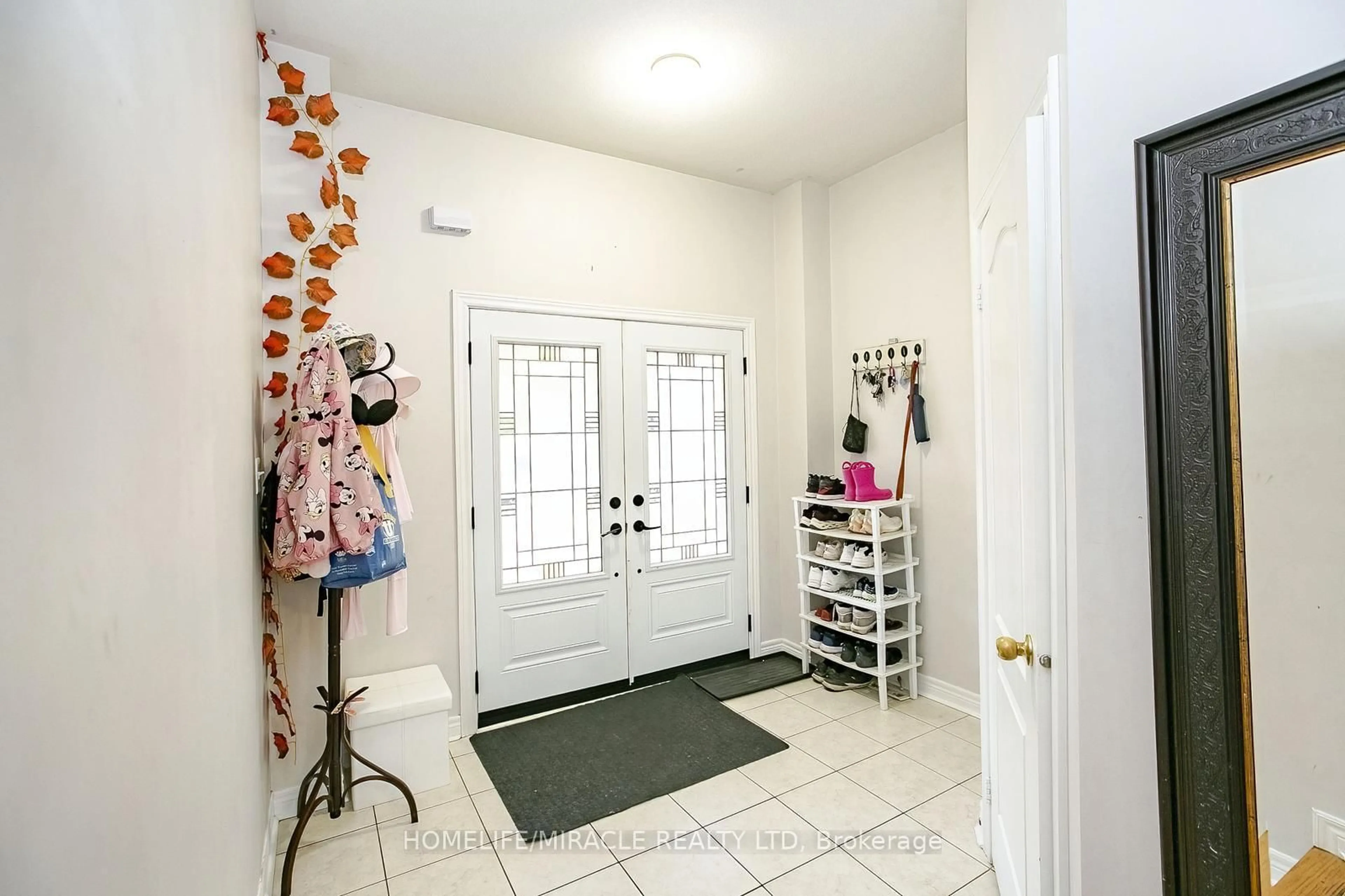 Indoor entryway for 20 Oblate Cres, Brampton Ontario L6Y 0K2