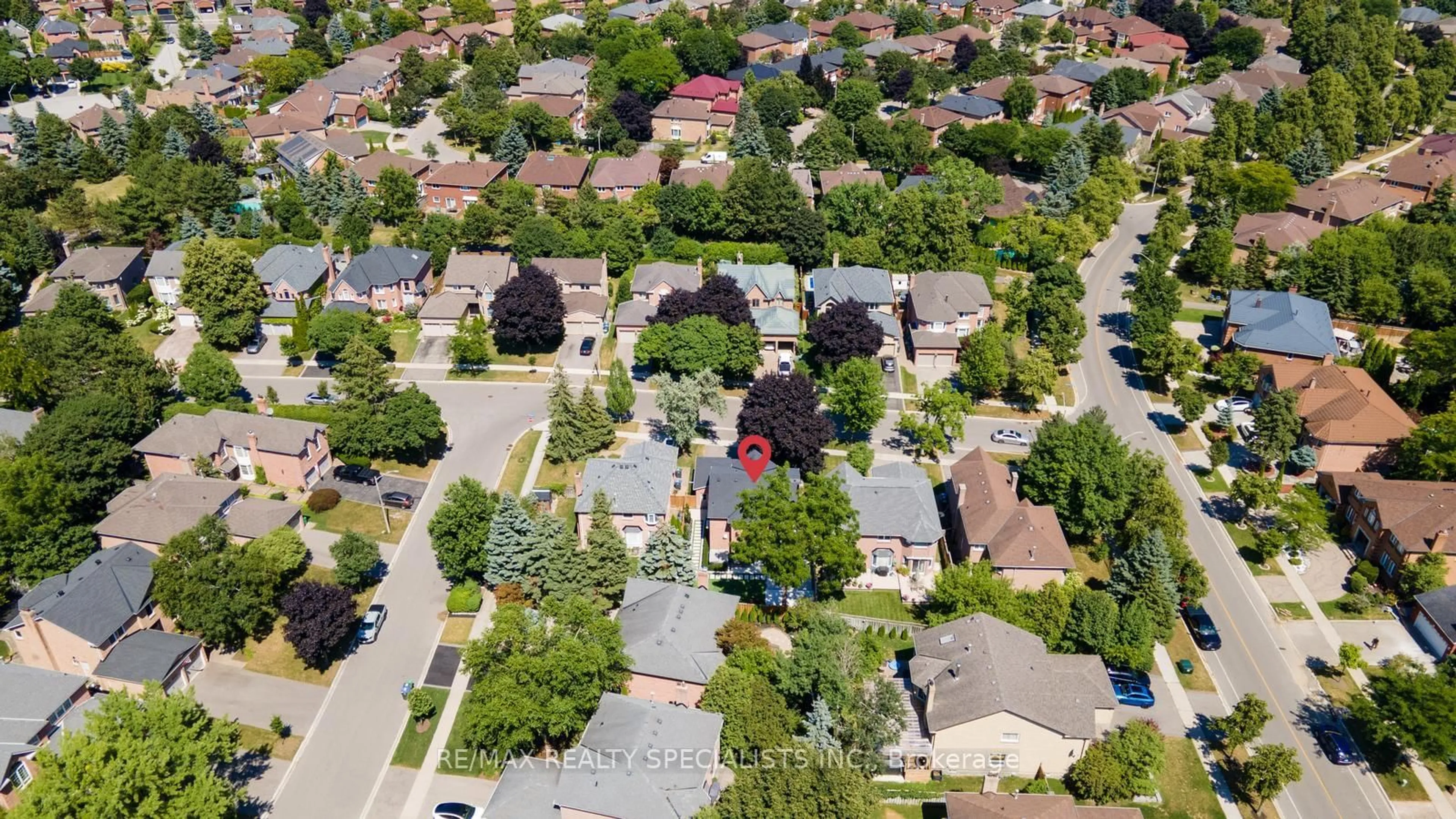 A pic from outside/outdoor area/front of a property/back of a property/a pic from drone, street for 1510 Flamborough Circ, Mississauga Ontario L5M 3N2