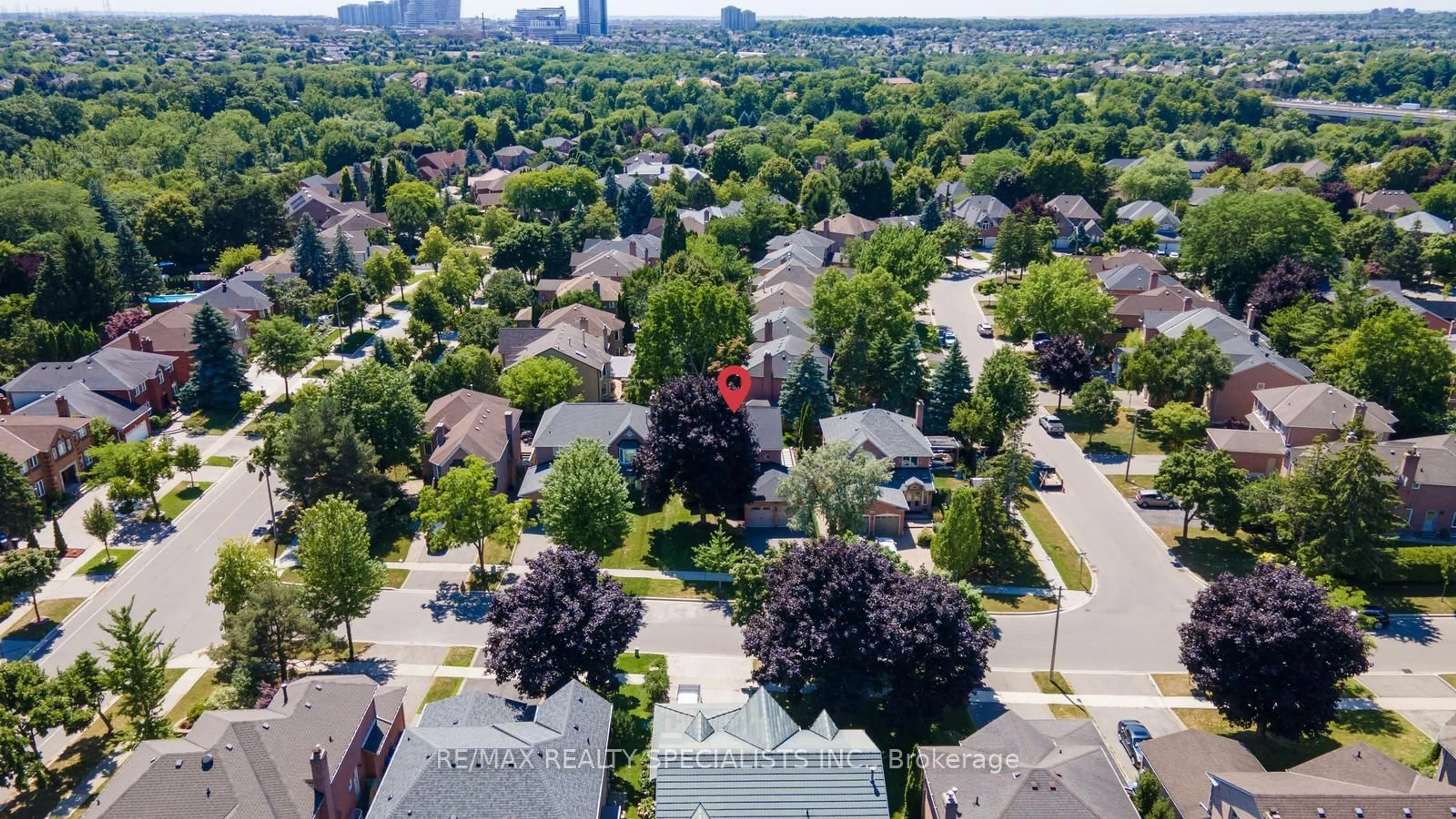 A pic from outside/outdoor area/front of a property/back of a property/a pic from drone, city buildings view from balcony for 1510 Flamborough Circ, Mississauga Ontario L5M 3N2