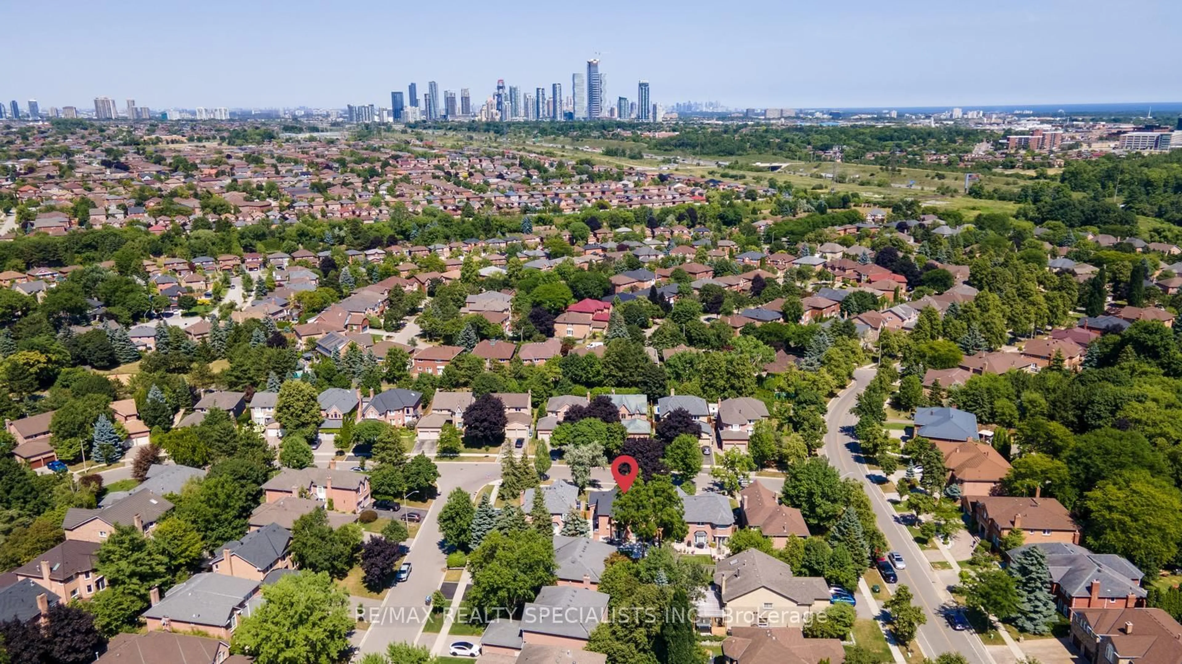 A pic from outside/outdoor area/front of a property/back of a property/a pic from drone, city buildings view from balcony for 1510 Flamborough Circ, Mississauga Ontario L5M 3N2