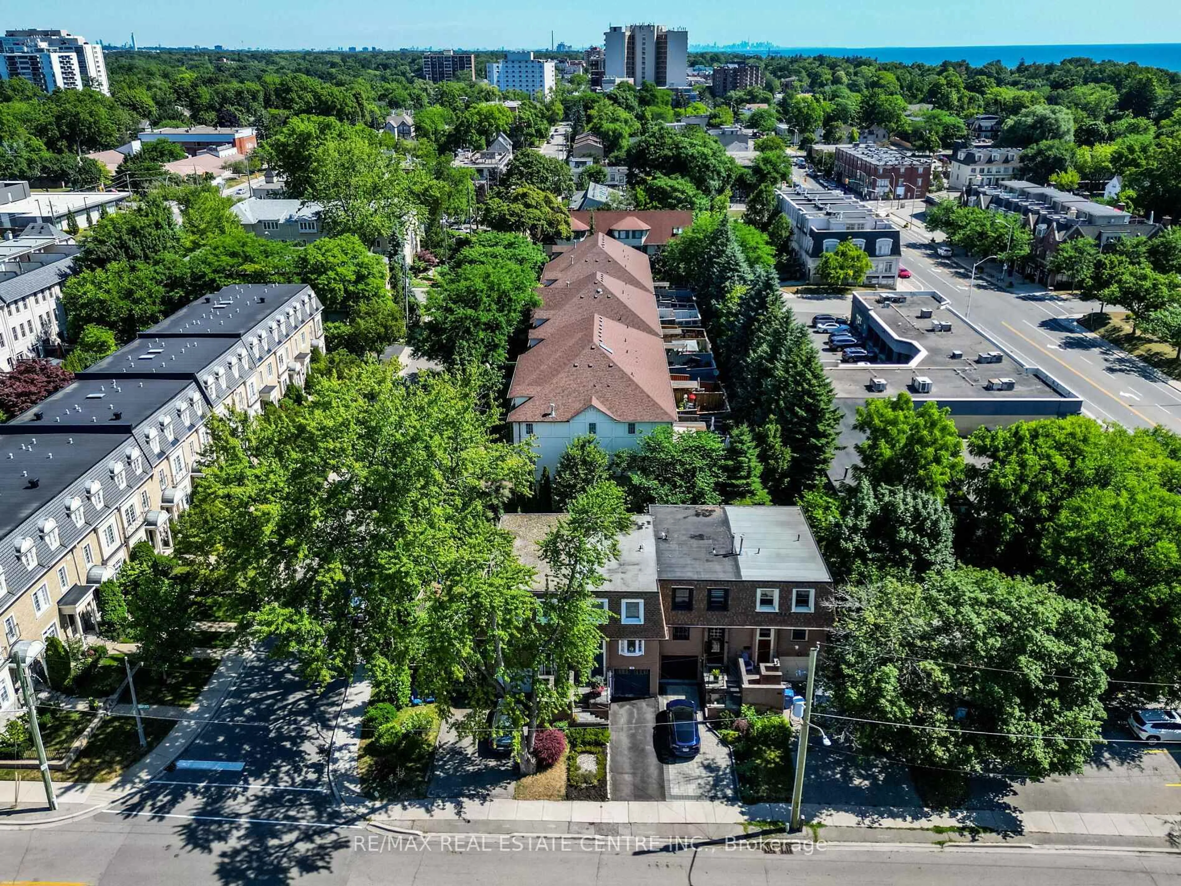A pic from outside/outdoor area/front of a property/back of a property/a pic from drone, city buildings view from balcony for 113 Brock St, Oakville Ontario L6K 3T4