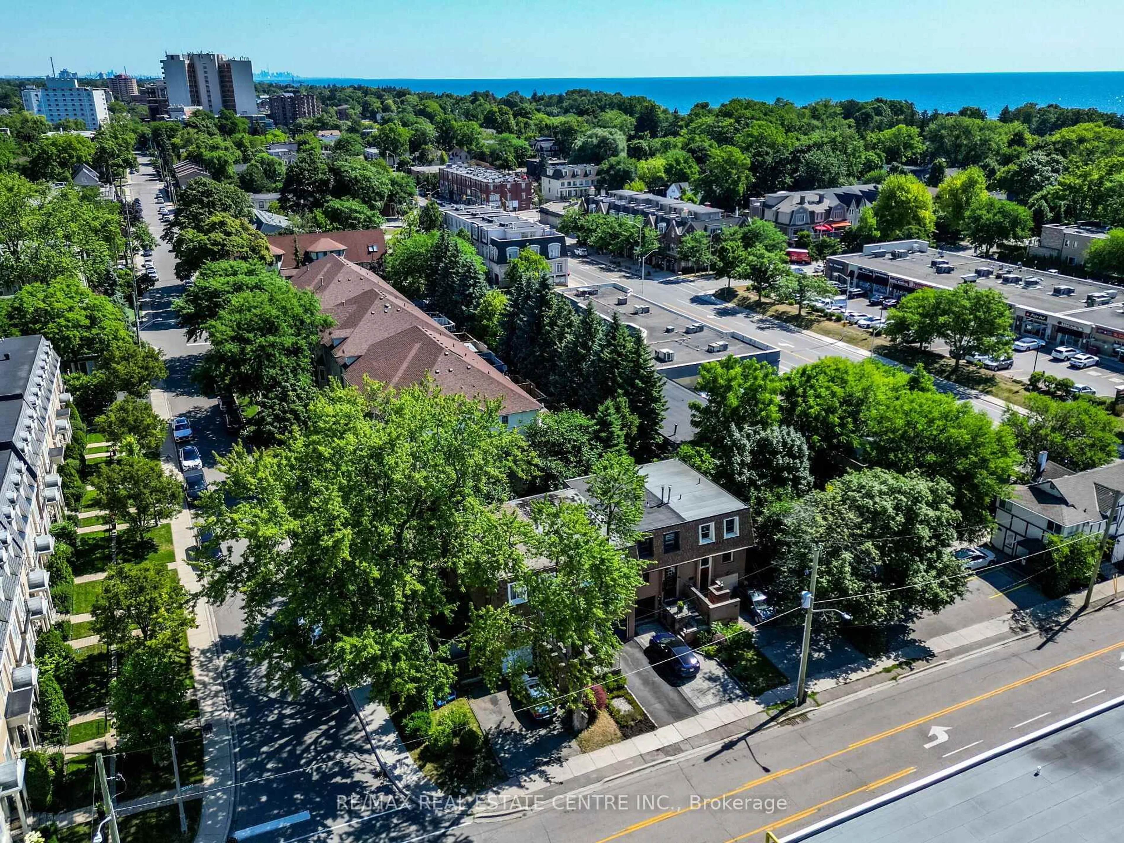 A pic from outside/outdoor area/front of a property/back of a property/a pic from drone, city buildings view from balcony for 113 Brock St, Oakville Ontario L6K 3T4
