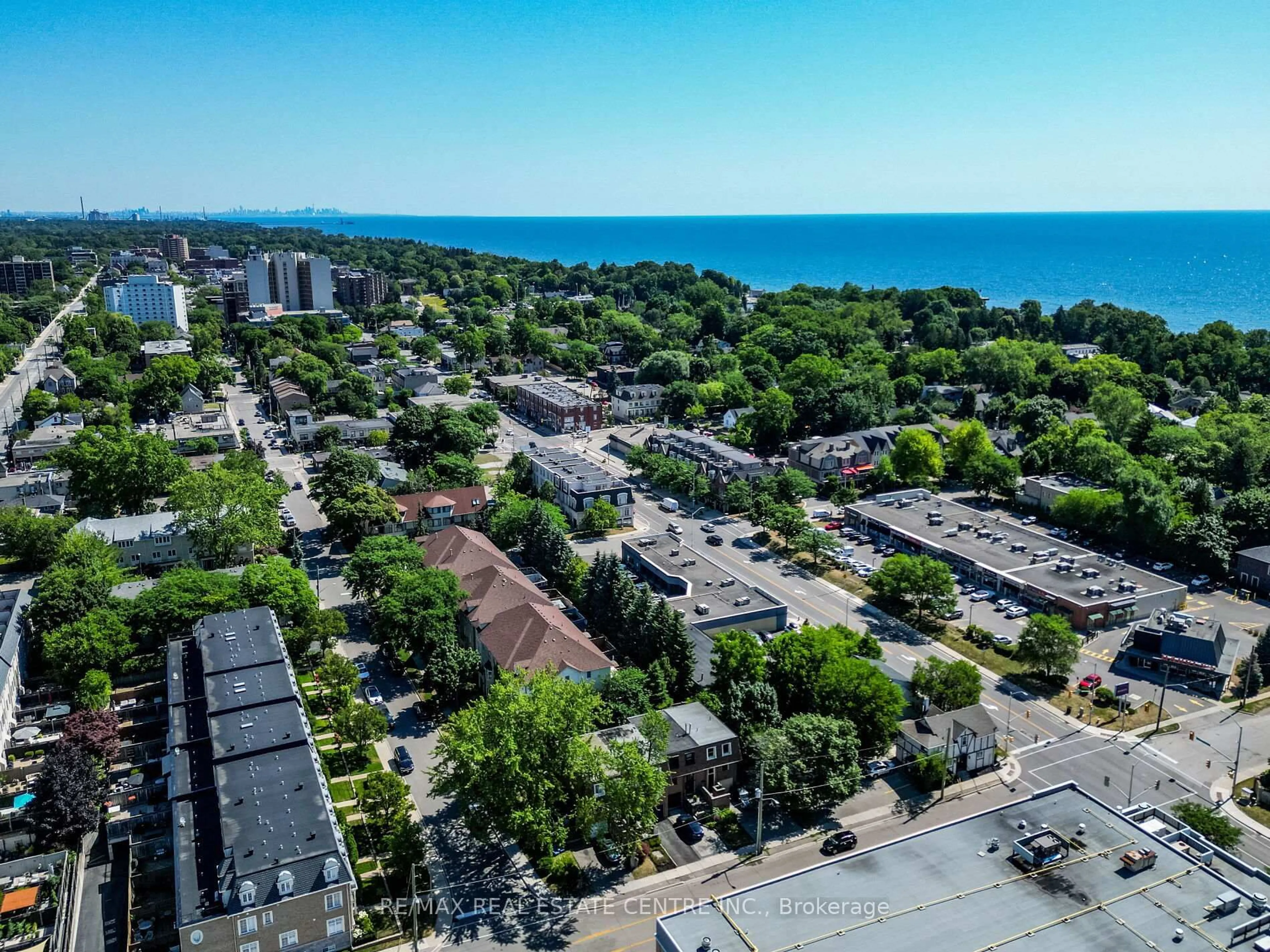 A pic from outside/outdoor area/front of a property/back of a property/a pic from drone, street for 113 Brock St, Oakville Ontario L6K 3T4