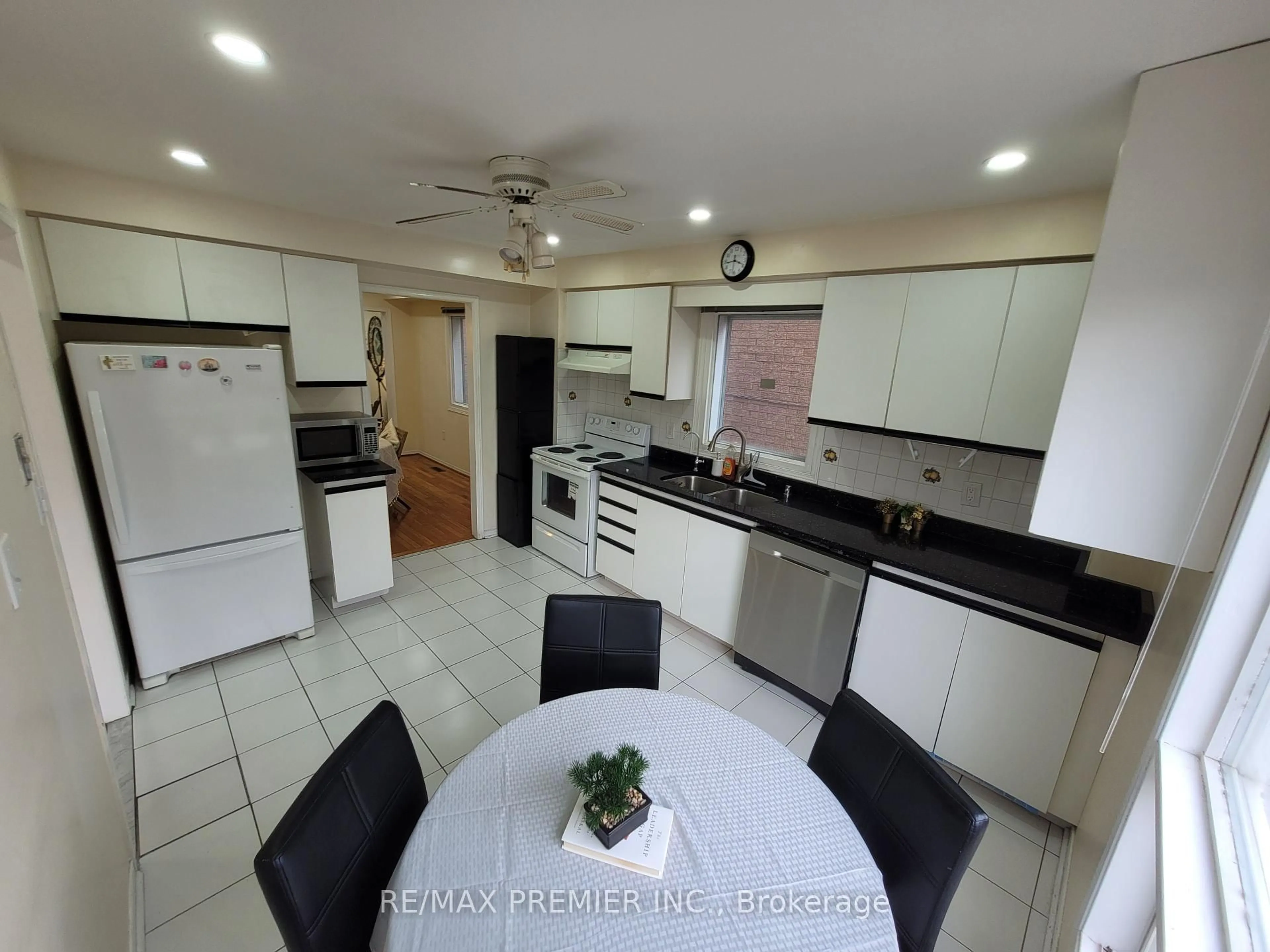 Standard kitchen, unknown for 40 Kentucky Dr, Brampton Ontario L6Y 4E9