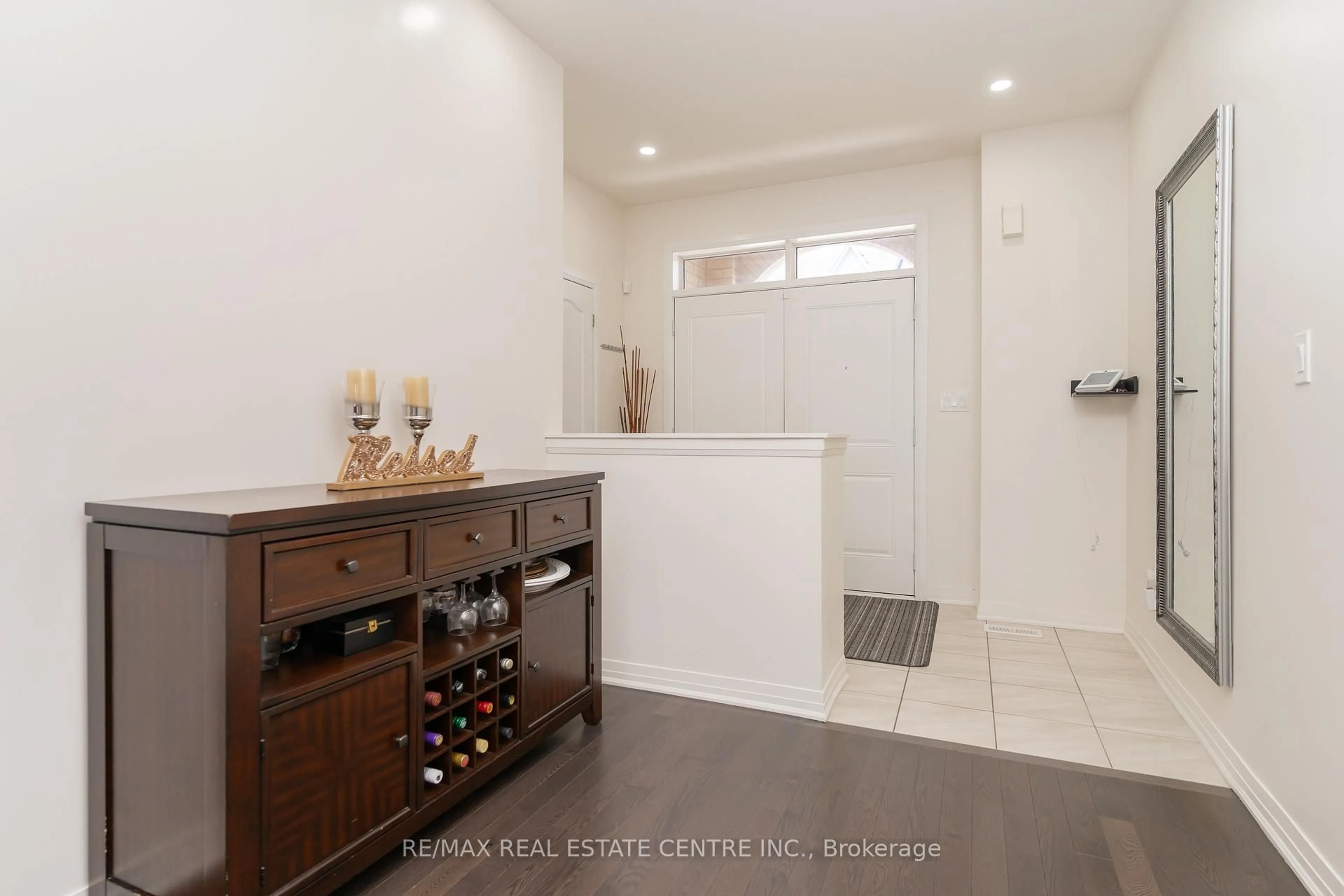 Indoor entryway for 10 Drew Brown Blvd, Orangeville Ontario L9W 6Z6